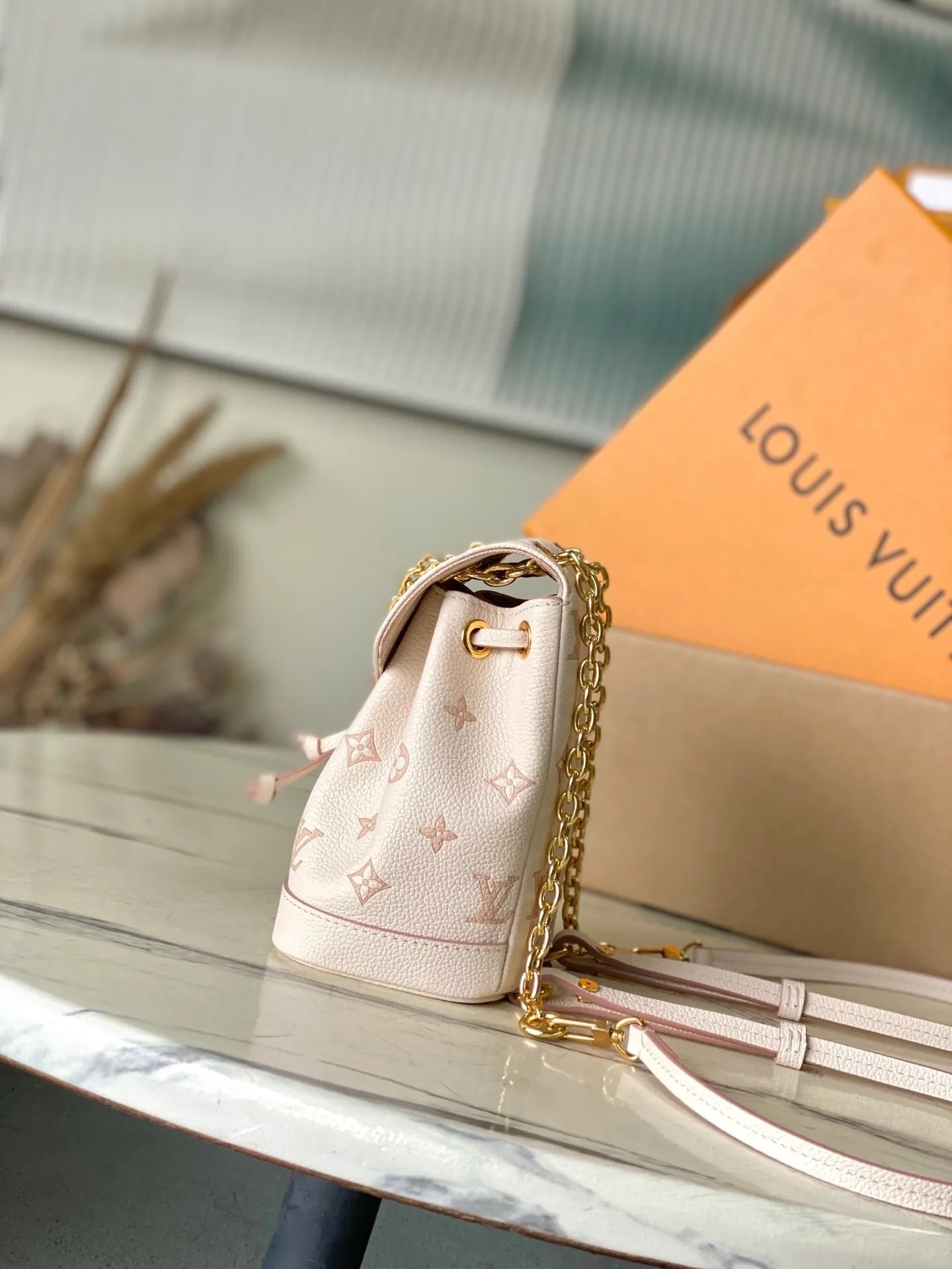 💰1080 (first-grain leather) top-quality original item M13656 This NanoNoe backpack is a leather bag dip-dyed with dual tones, which can easily brighten up day and night looks. The elegant Monogram pattern is matched with contrasting edges, which complements the dazzling chain. Plenty of space to store daily necessities such as mobile phones, lipstick, and short wallets. Dimensions: 19 × 15 × 10 cm
