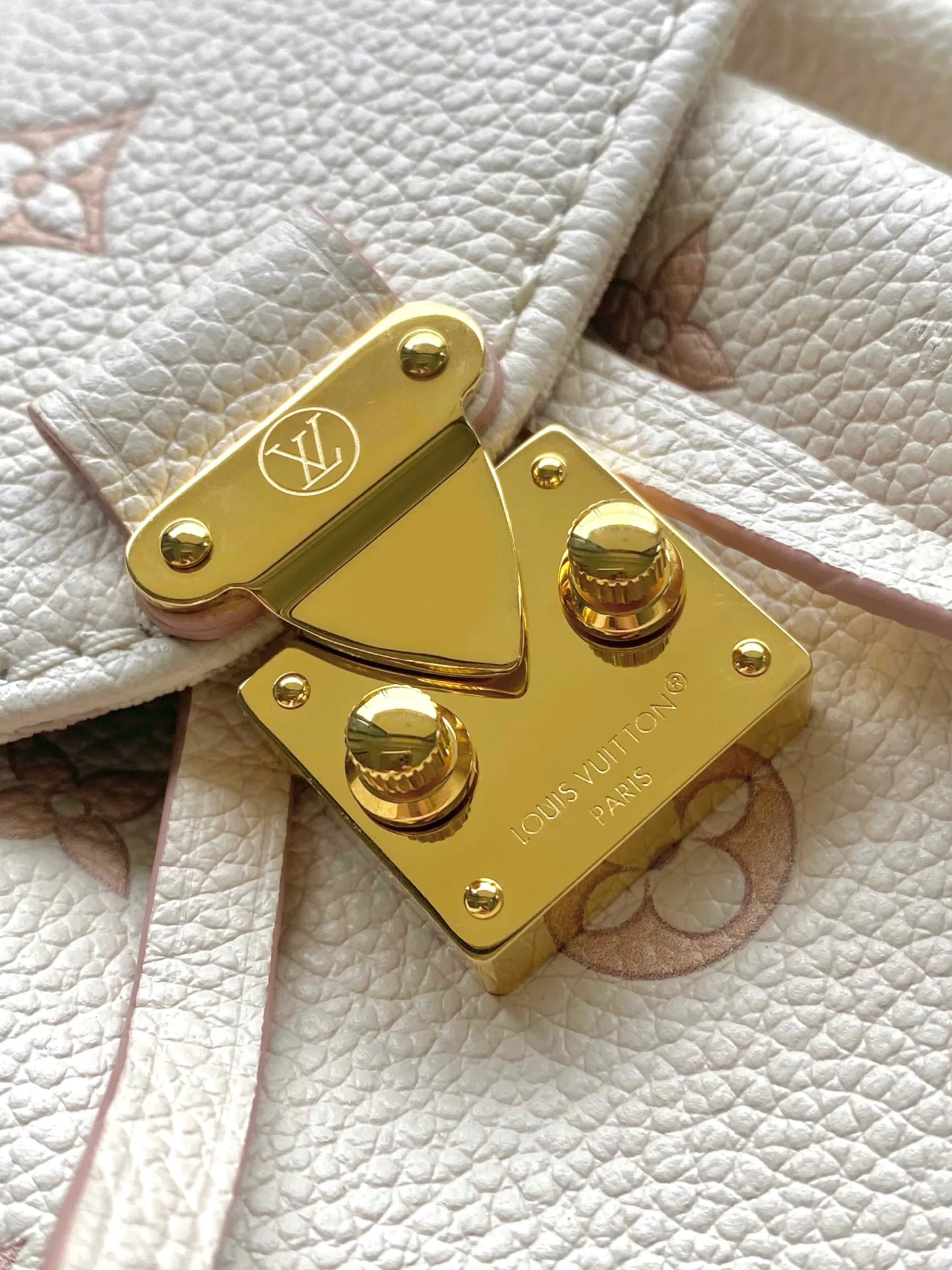 💰1080 (first-grain leather) top-quality original item M13656 This NanoNoe backpack is a leather bag dip-dyed with dual tones, which can easily brighten up day and night looks. The elegant Monogram pattern is matched with contrasting edges, which complements the dazzling chain. Plenty of space to store daily necessities such as mobile phones, lipstick, and short wallets. Dimensions: 19 × 15 × 10 cm