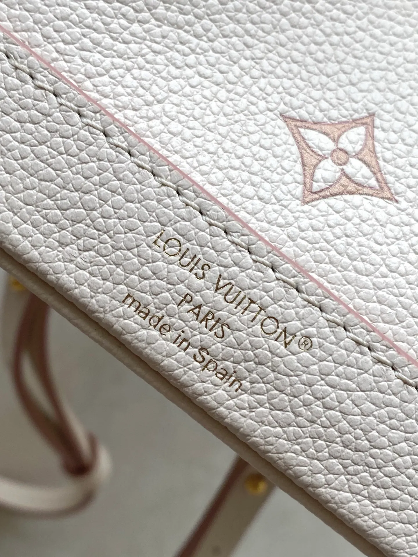 💰1080 (first-grain leather) top-quality original item M13656 This NanoNoe backpack is a leather bag dip-dyed with dual tones, which can easily brighten up day and night looks. The elegant Monogram pattern is matched with contrasting edges, which complements the dazzling chain. Plenty of space to store daily necessities such as mobile phones, lipstick, and short wallets. Dimensions: 19 × 15 × 10 cm