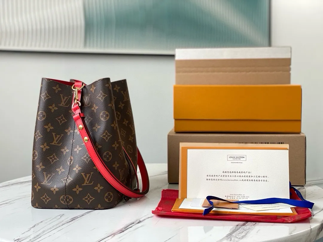 💰760 Top Original Order M44021 Red Top Original Order Gaston-Louis Vuitton's wine bag designed specifically for carrying champagne in 1932 meets contemporary trends and transforms into the Néo Noé bucket bag, which embodies the beauty of heritage. Monogram canvas outlines soft lines, with colorful leather trim and tonal multi-layer bonded lining. Dimensions: 26 x 26 x 17.5 cm
