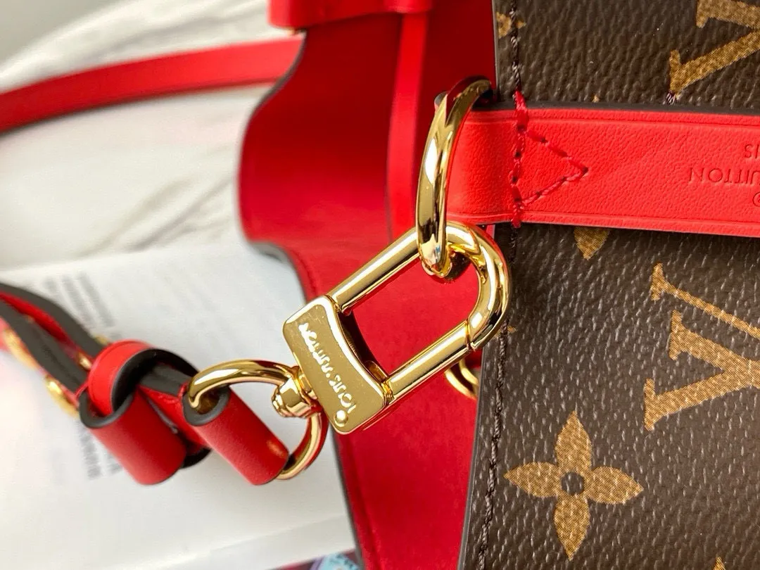 💰760 Top Original Order M44021 Red Top Original Order Gaston-Louis Vuitton's wine bag designed specifically for carrying champagne in 1932 meets contemporary trends and transforms into the Néo Noé bucket bag, which embodies the beauty of heritage. Monogram canvas outlines soft lines, with colorful leather trim and tonal multi-layer bonded lining. Dimensions: 26 x 26 x 17.5 cm