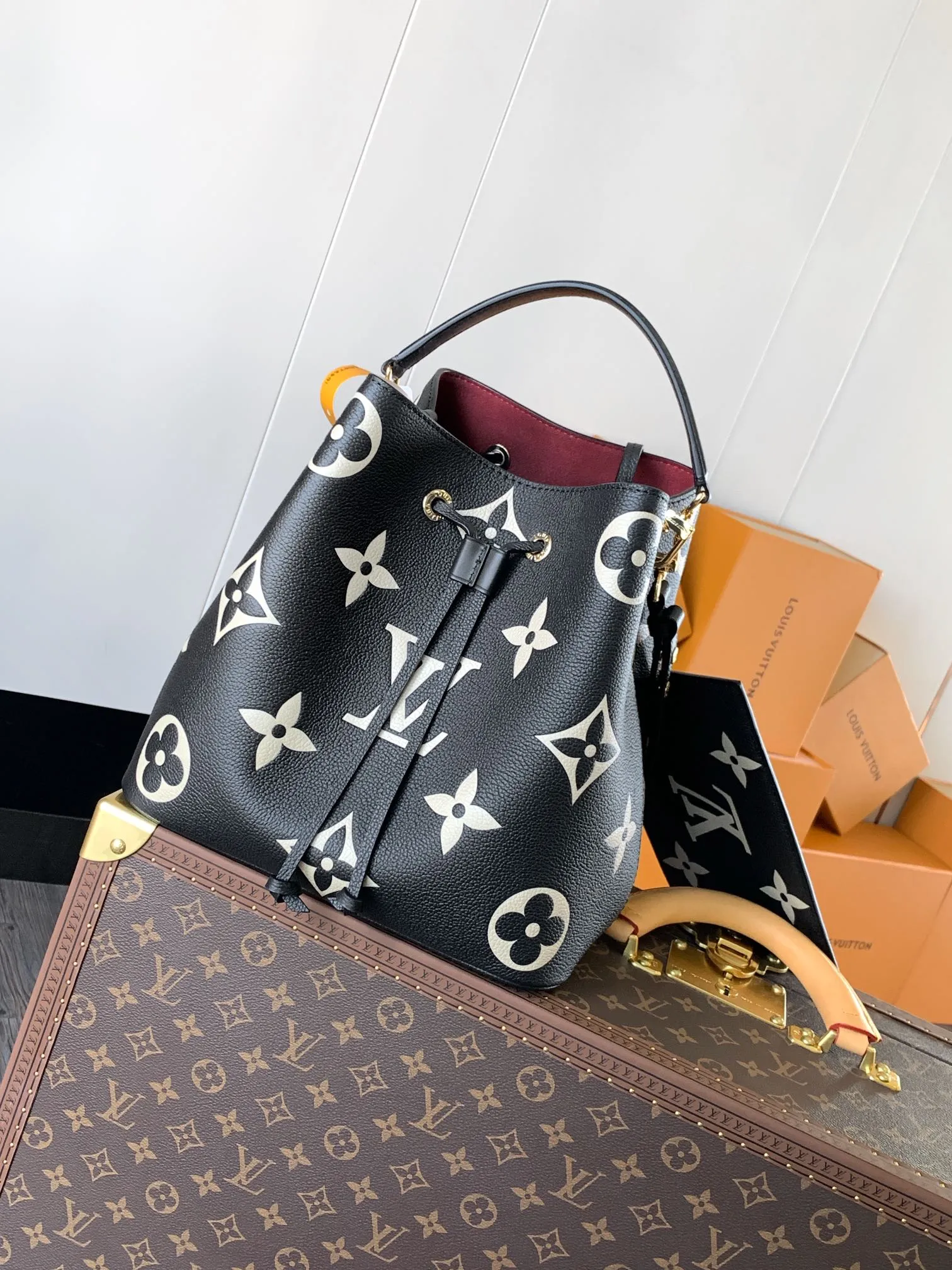 💰1140 (top layer leather) transcoding chip, customized first layer cowhide top original order🔥 M45497 black M45555 apricot color This NéoNoé medium bucket bag has the LV letters and Monogram flowers first printed and dyed and then embossed on the leather to confuse the eye with its eye-catching look. The inner pocket can safely store valuables, and the adjustable shoulder strap can be worn on the shoulder or cross-body. Detailed Features 26.0 x 26.0 x 17.5 cm (L x H x W) Embossed grained cowhide Grained cowhide trim Microfiber lining Metal hardware Central zip pocket Compartment Metal eyelets Shoulder strap: Removable, adjustable Strap Half-length: 31.0 cm Strap half-length adjustable to: 54.0 cm Handle: Single handle