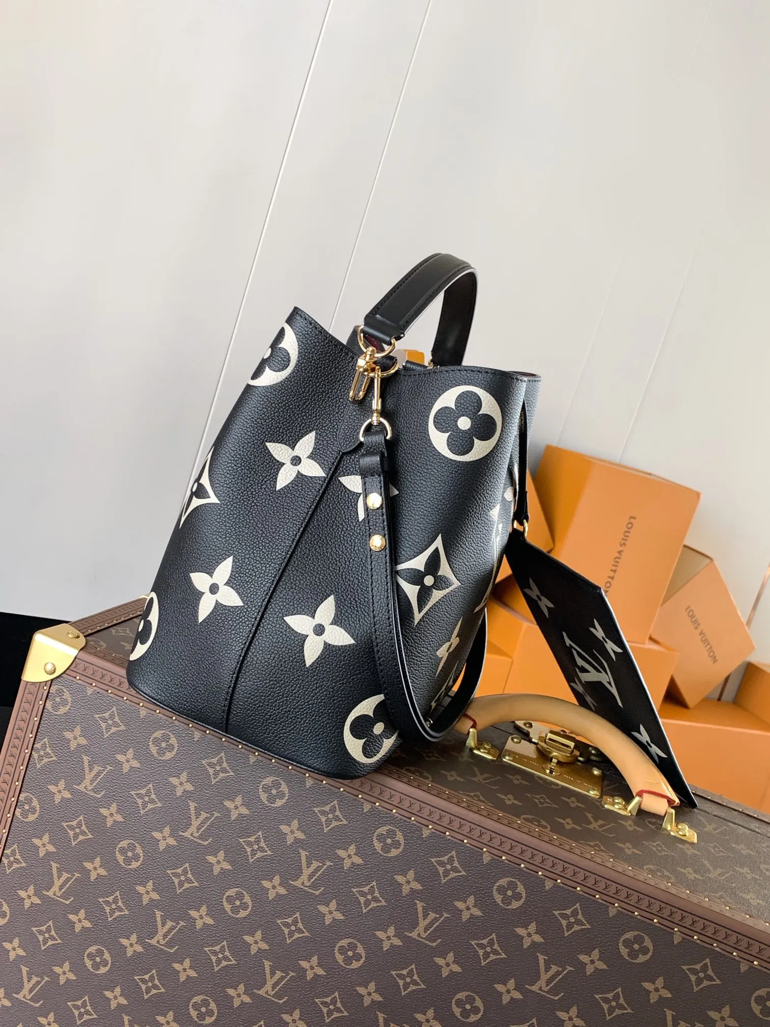 💰1140 (top layer leather) transcoding chip, customized first layer cowhide top original order🔥 M45497 black M45555 apricot color This NéoNoé medium bucket bag has the LV letters and Monogram flowers first printed and dyed and then embossed on the leather to confuse the eye with its eye-catching look. The inner pocket can safely store valuables, and the adjustable shoulder strap can be worn on the shoulder or cross-body. Detailed Features 26.0 x 26.0 x 17.5 cm (L x H x W) Embossed grained cowhide Grained cowhide trim Microfiber lining Metal hardware Central zip pocket Compartment Metal eyelets Shoulder strap: Removable, adjustable Strap Half-length: 31.0 cm Strap half-length adjustable to: 54.0 cm Handle: Single handle