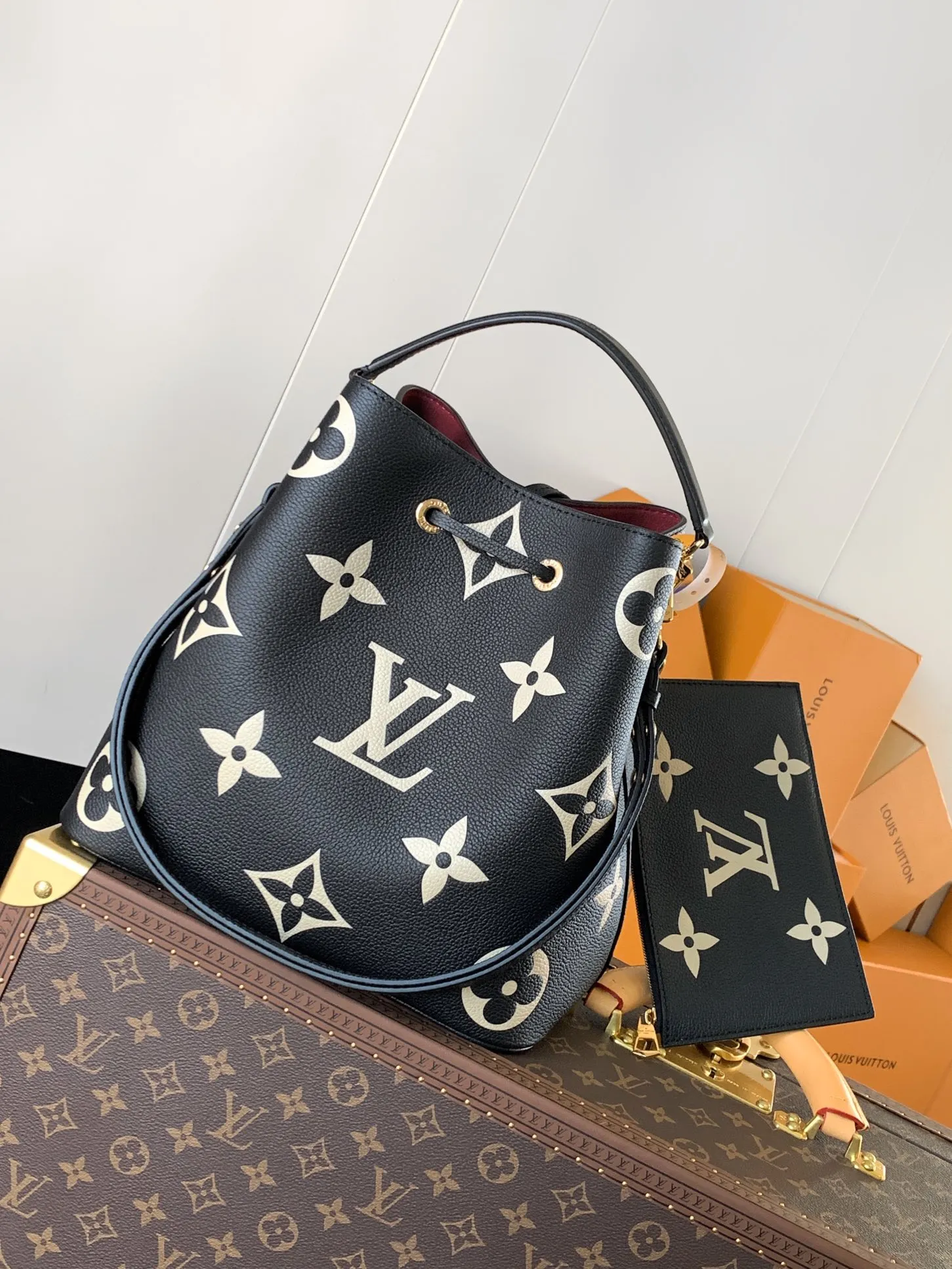 💰1140 (top layer leather) transcoding chip, customized first layer cowhide top original order🔥 M45497 black M45555 apricot color This NéoNoé medium bucket bag has the LV letters and Monogram flowers first printed and dyed and then embossed on the leather to confuse the eye with its eye-catching look. The inner pocket can safely store valuables, and the adjustable shoulder strap can be worn on the shoulder or cross-body. Detailed Features 26.0 x 26.0 x 17.5 cm (L x H x W) Embossed grained cowhide Grained cowhide trim Microfiber lining Metal hardware Central zip pocket Compartment Metal eyelets Shoulder strap: Removable, adjustable Strap Half-length: 31.0 cm Strap half-length adjustable to: 54.0 cm Handle: Single handle