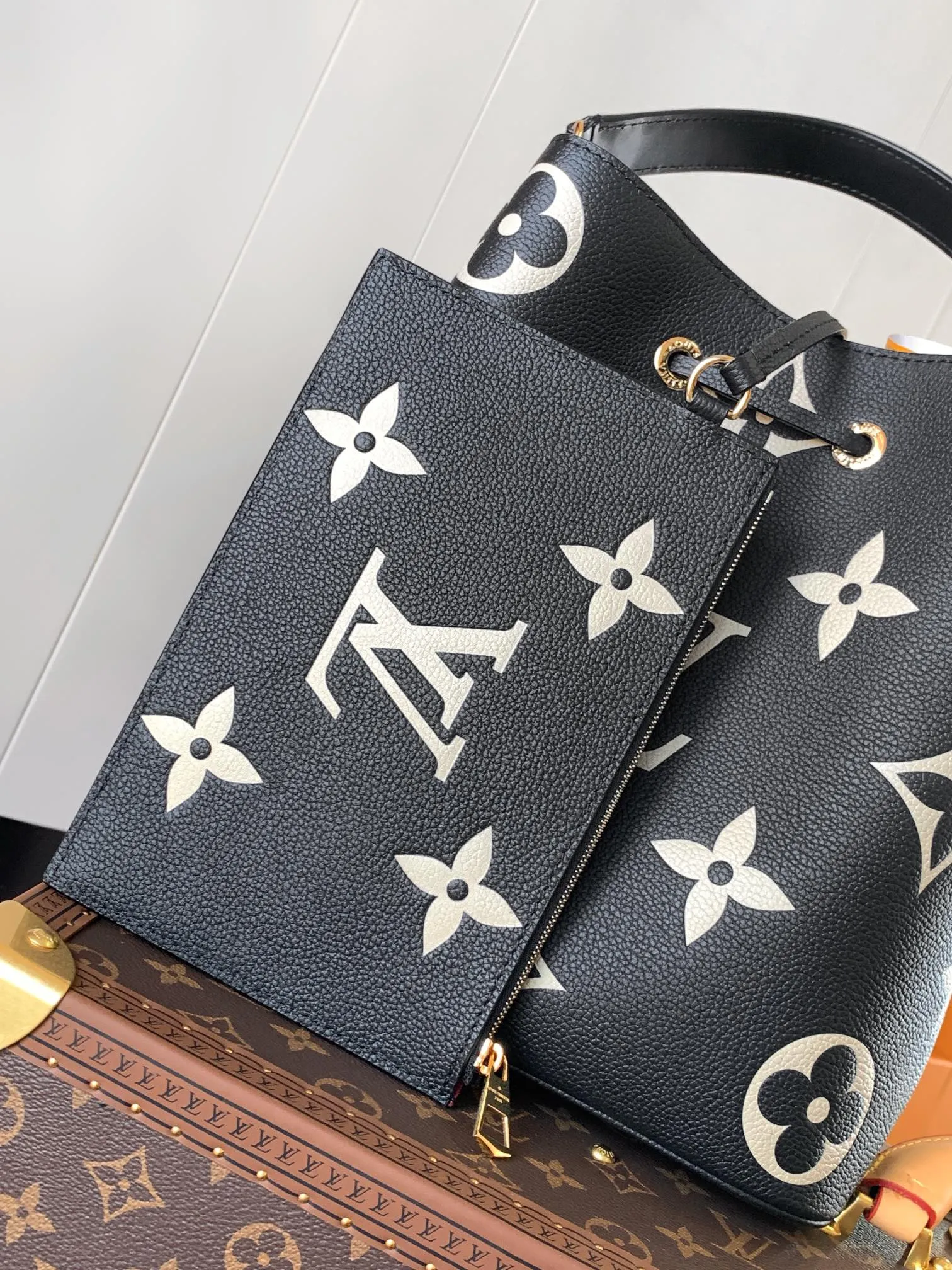 💰1140 (top layer leather) transcoding chip, customized first layer cowhide top original order🔥 M45497 black M45555 apricot color This NéoNoé medium bucket bag has the LV letters and Monogram flowers first printed and dyed and then embossed on the leather to confuse the eye with its eye-catching look. The inner pocket can safely store valuables, and the adjustable shoulder strap can be worn on the shoulder or cross-body. Detailed Features 26.0 x 26.0 x 17.5 cm (L x H x W) Embossed grained cowhide Grained cowhide trim Microfiber lining Metal hardware Central zip pocket Compartment Metal eyelets Shoulder strap: Removable, adjustable Strap Half-length: 31.0 cm Strap half-length adjustable to: 54.0 cm Handle: Single handle