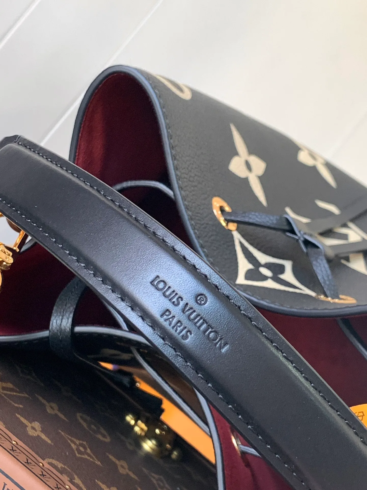 💰1140 (top layer leather) transcoding chip, customized first layer cowhide top original order🔥 M45497 black M45555 apricot color This NéoNoé medium bucket bag has the LV letters and Monogram flowers first printed and dyed and then embossed on the leather to confuse the eye with its eye-catching look. The inner pocket can safely store valuables, and the adjustable shoulder strap can be worn on the shoulder or cross-body. Detailed Features 26.0 x 26.0 x 17.5 cm (L x H x W) Embossed grained cowhide Grained cowhide trim Microfiber lining Metal hardware Central zip pocket Compartment Metal eyelets Shoulder strap: Removable, adjustable Strap Half-length: 31.0 cm Strap half-length adjustable to: 54.0 cm Handle: Single handle