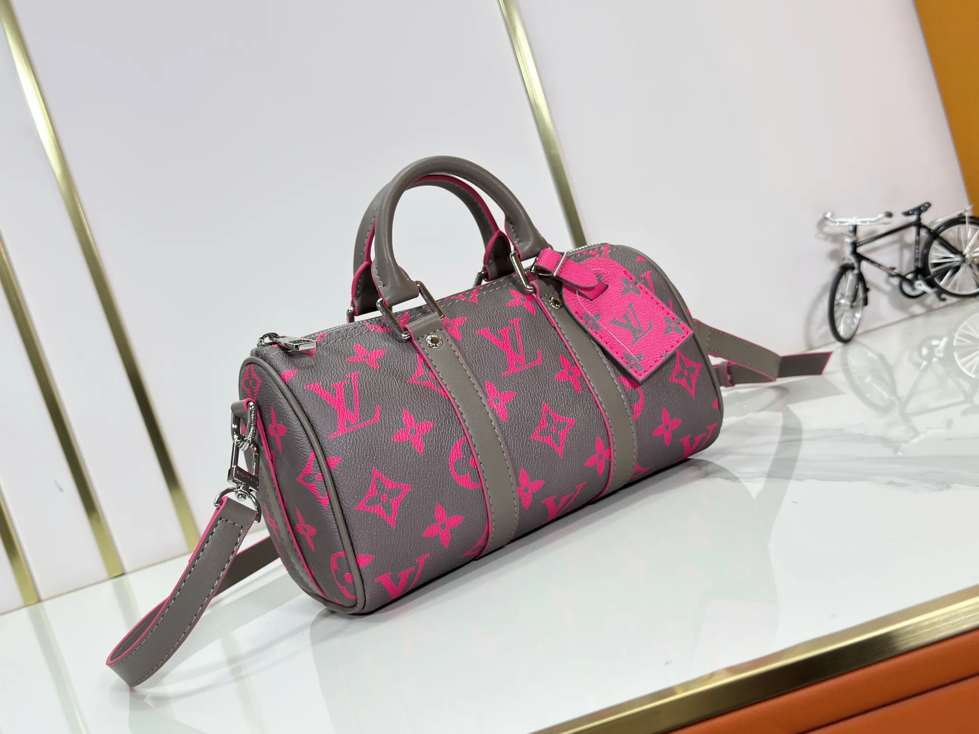P240 Upgraded Original M14989 Fluorescent Blue, Gray M46271 Black Flower Pillow Bag This Keepall 25 handbag is made of Monogram Eclipse Reverse canvas, showing an elegant reinterpretation of Louis Vuitton's classic pattern. The reinforced straps and leather nameplate continue the iconic elements of the Keepall series, and the zipper closure keeps personal items safe and secure. Dimensions: 25.0 x 15.0 x 11.0cm (Length x Height x Width)