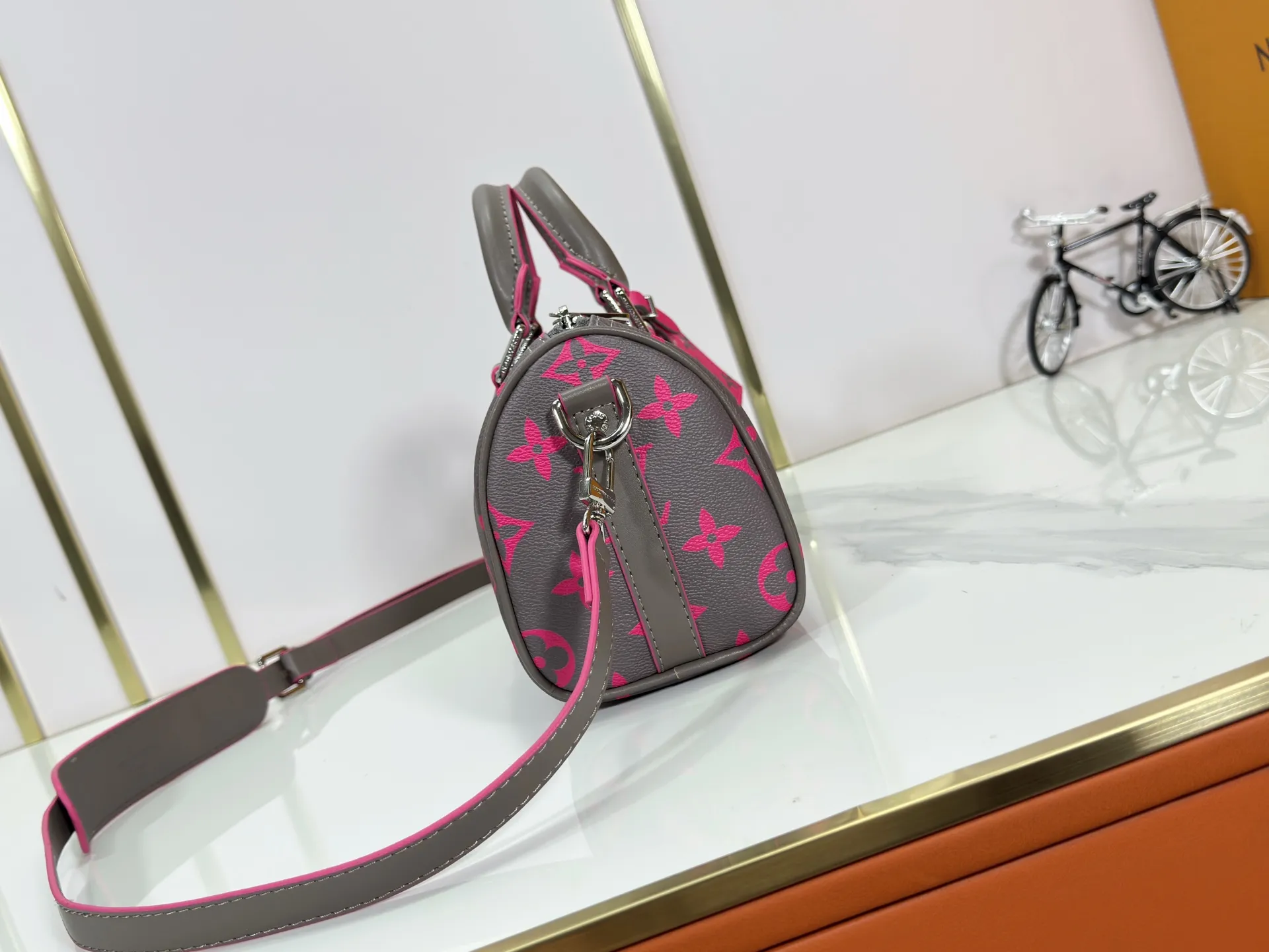 P240 Upgraded Original M14989 Fluorescent Blue, Gray M46271 Black Flower Pillow Bag This Keepall 25 handbag is made of Monogram Eclipse Reverse canvas, showing an elegant reinterpretation of Louis Vuitton's classic pattern. The reinforced straps and leather nameplate continue the iconic elements of the Keepall series, and the zipper closure keeps personal items safe and secure. Dimensions: 25.0 x 15.0 x 11.0cm (Length x Height x Width)