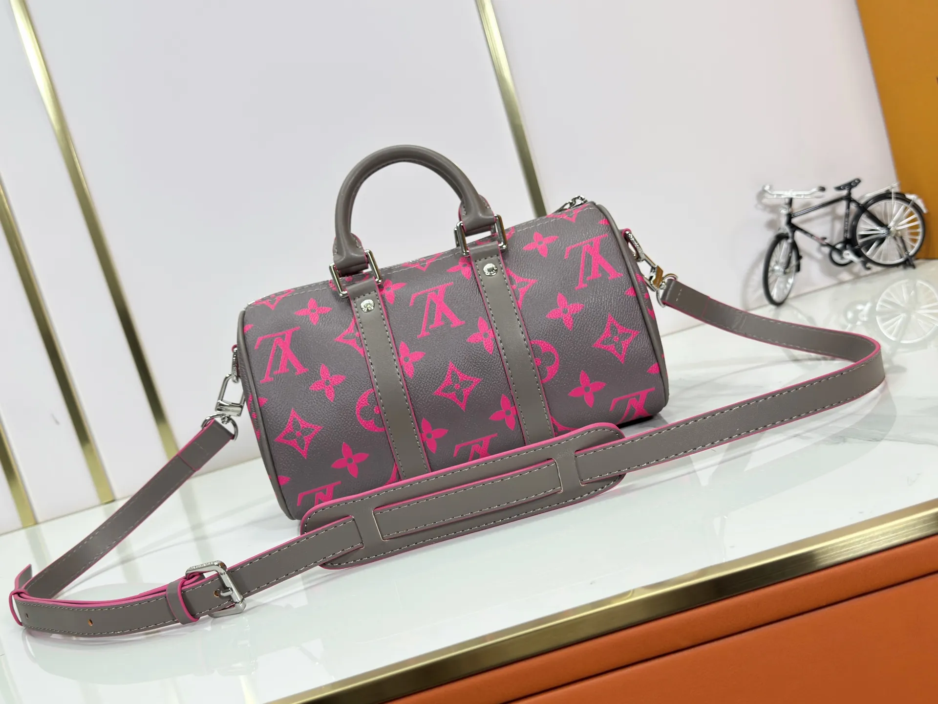 P240 Upgraded Original M14989 Fluorescent Blue, Gray M46271 Black Flower Pillow Bag This Keepall 25 handbag is made of Monogram Eclipse Reverse canvas, showing an elegant reinterpretation of Louis Vuitton's classic pattern. The reinforced straps and leather nameplate continue the iconic elements of the Keepall series, and the zipper closure keeps personal items safe and secure. Dimensions: 25.0 x 15.0 x 11.0cm (Length x Height x Width)