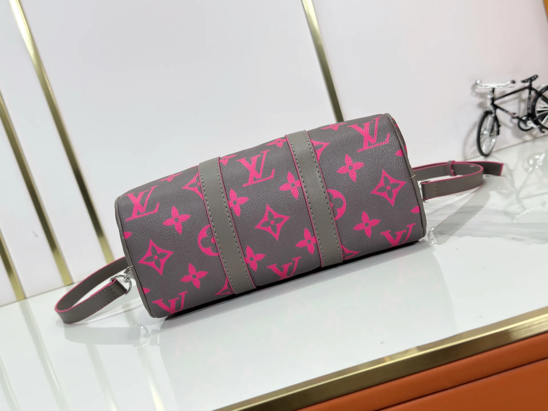 P240 Upgraded Original M14989 Fluorescent Blue, Gray M46271 Black Flower Pillow Bag This Keepall 25 handbag is made of Monogram Eclipse Reverse canvas, showing an elegant reinterpretation of Louis Vuitton's classic pattern. The reinforced straps and leather nameplate continue the iconic elements of the Keepall series, and the zipper closure keeps personal items safe and secure. Dimensions: 25.0 x 15.0 x 11.0cm (Length x Height x Width)