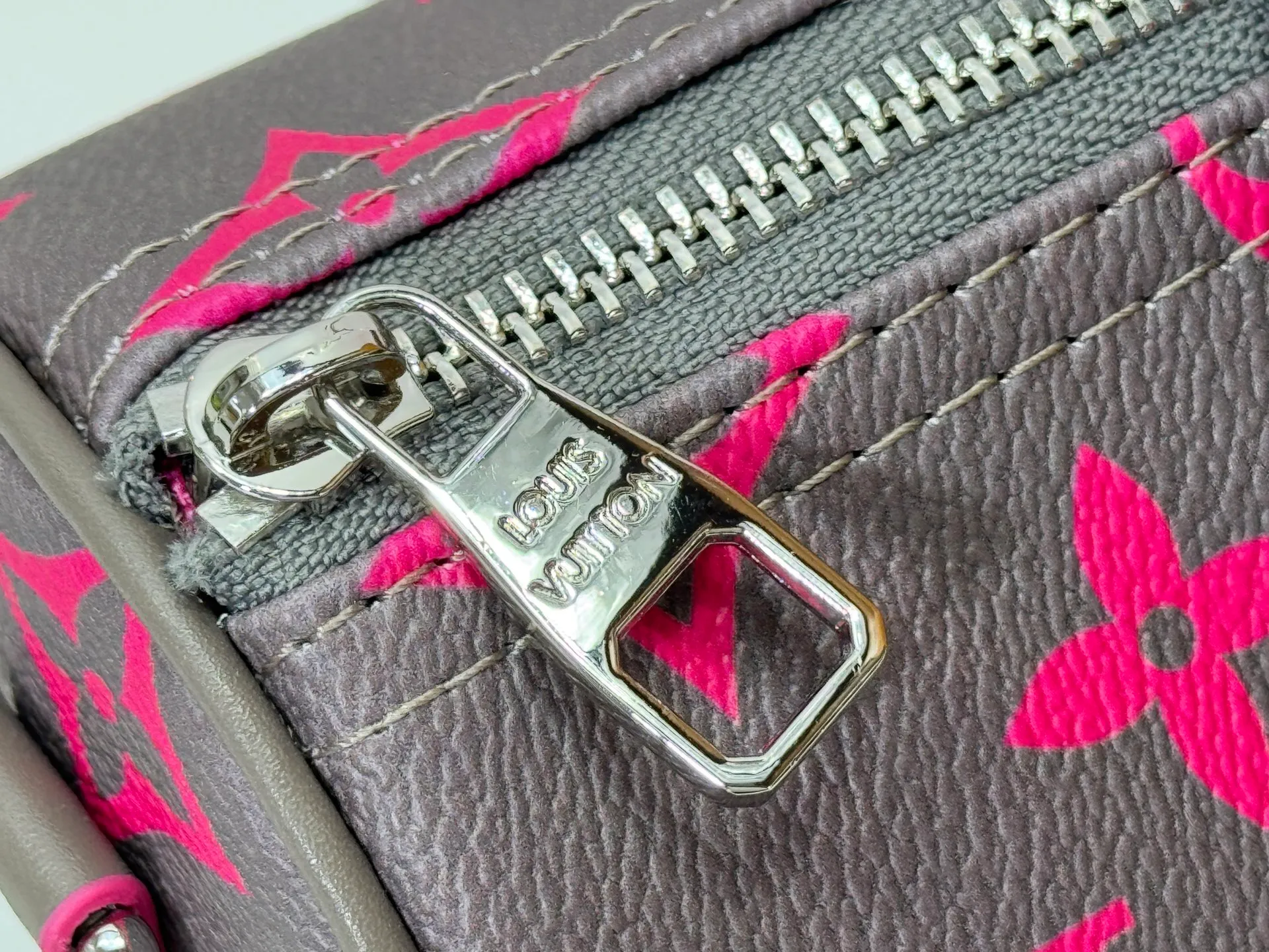 P240 Upgraded Original M14989 Fluorescent Blue, Gray M46271 Black Flower Pillow Bag This Keepall 25 handbag is made of Monogram Eclipse Reverse canvas, showing an elegant reinterpretation of Louis Vuitton's classic pattern. The reinforced straps and leather nameplate continue the iconic elements of the Keepall series, and the zipper closure keeps personal items safe and secure. Dimensions: 25.0 x 15.0 x 11.0cm (Length x Height x Width)
