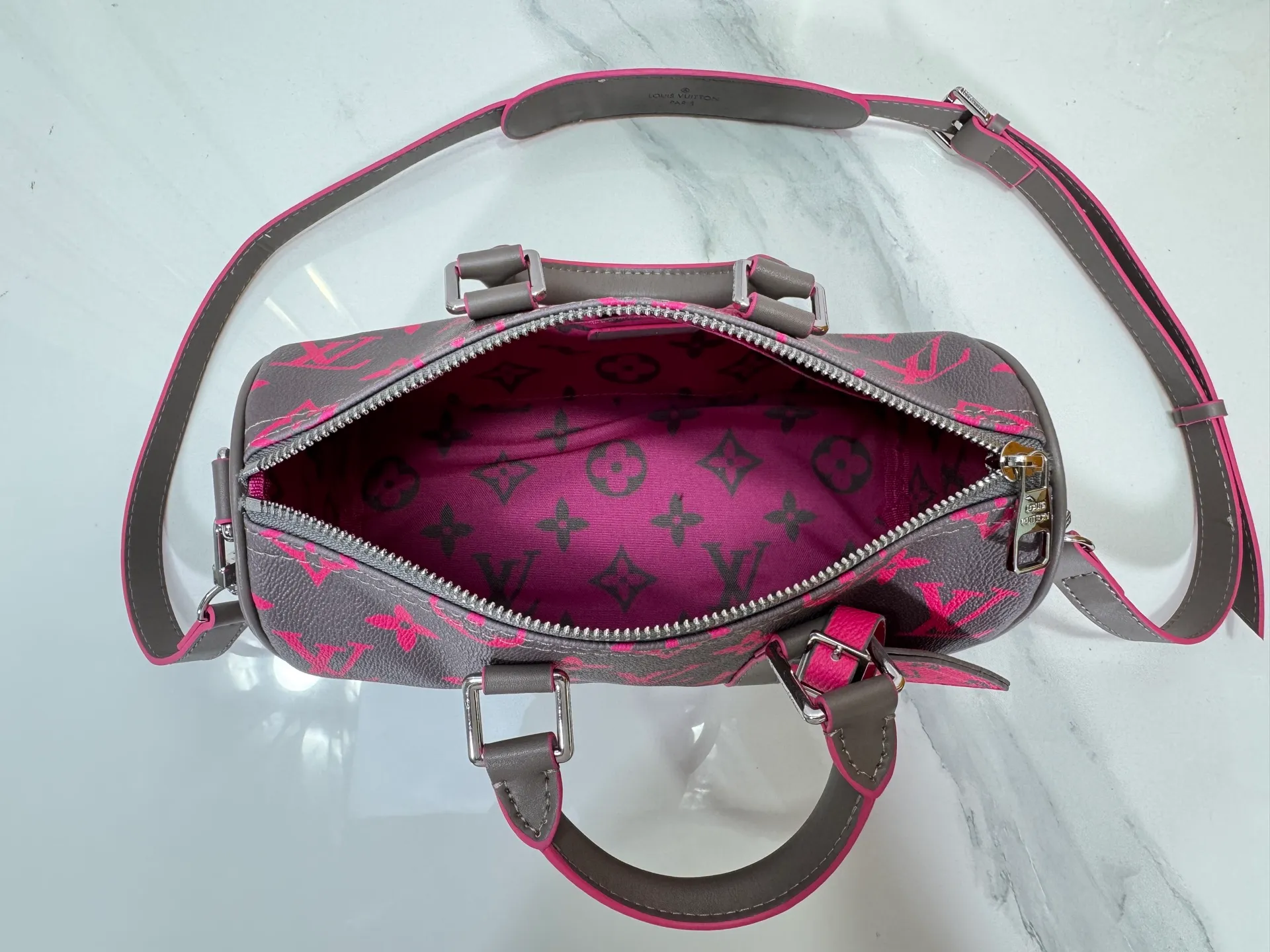 P240 Upgraded Original M14989 Fluorescent Blue, Gray M46271 Black Flower Pillow Bag This Keepall 25 handbag is made of Monogram Eclipse Reverse canvas, showing an elegant reinterpretation of Louis Vuitton's classic pattern. The reinforced straps and leather nameplate continue the iconic elements of the Keepall series, and the zipper closure keeps personal items safe and secure. Dimensions: 25.0 x 15.0 x 11.0cm (Length x Height x Width)