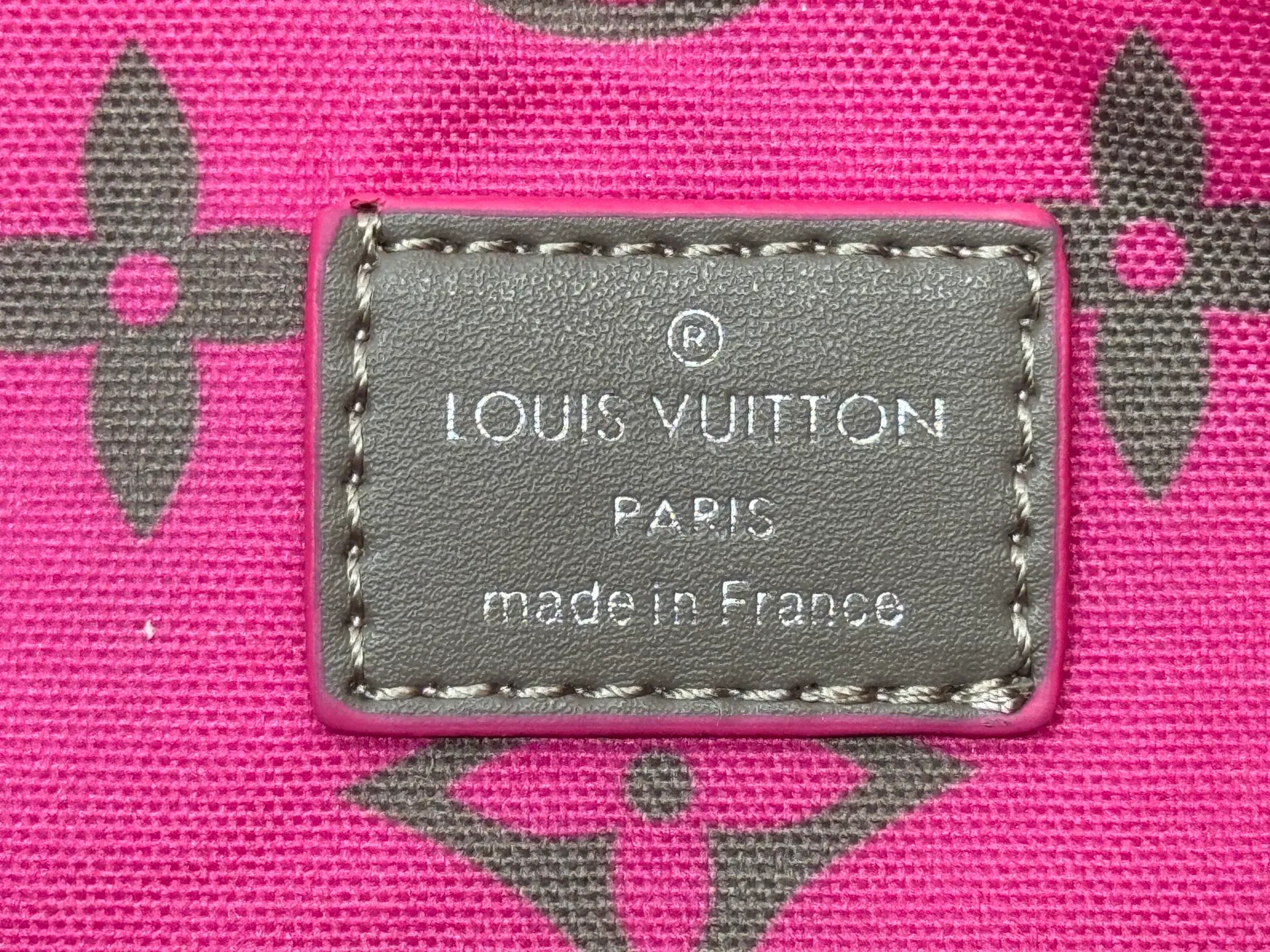 P240 Upgraded Original M14989 Fluorescent Blue, Gray M46271 Black Flower Pillow Bag This Keepall 25 handbag is made of Monogram Eclipse Reverse canvas, showing an elegant reinterpretation of Louis Vuitton's classic pattern. The reinforced straps and leather nameplate continue the iconic elements of the Keepall series, and the zipper closure keeps personal items safe and secure. Dimensions: 25.0 x 15.0 x 11.0cm (Length x Height x Width)