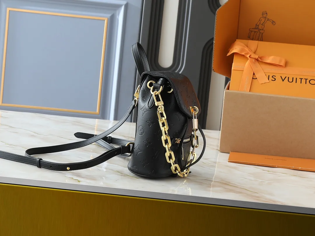 💰260💰Upgraded from the original M13357 M13358 M13387 M13389 This Coussin Backpack mini handbag is made of Monogram leather with a lightweight structure and a detachable Coussin chain. The sleek metal LV padlock ensures your everyday needs are secure and can be worn on the shoulder, on the shoulder or in the hand. Dimensions: 15.0 x 20.0 x 7.5 cm (length x height x width)