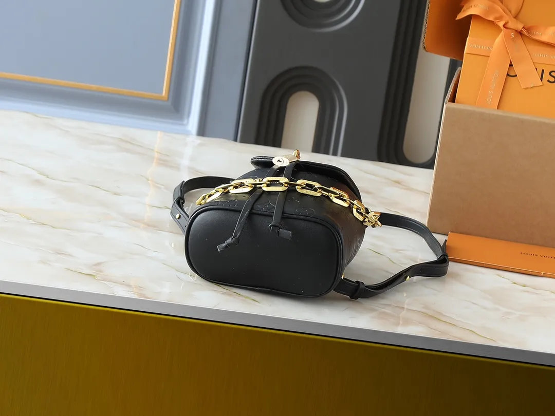 💰260💰Upgraded from the original M13357 M13358 M13387 M13389 This Coussin Backpack mini handbag is made of Monogram leather with a lightweight structure and a detachable Coussin chain. The sleek metal LV padlock ensures your everyday needs are secure and can be worn on the shoulder, on the shoulder or in the hand. Dimensions: 15.0 x 20.0 x 7.5 cm (length x height x width)