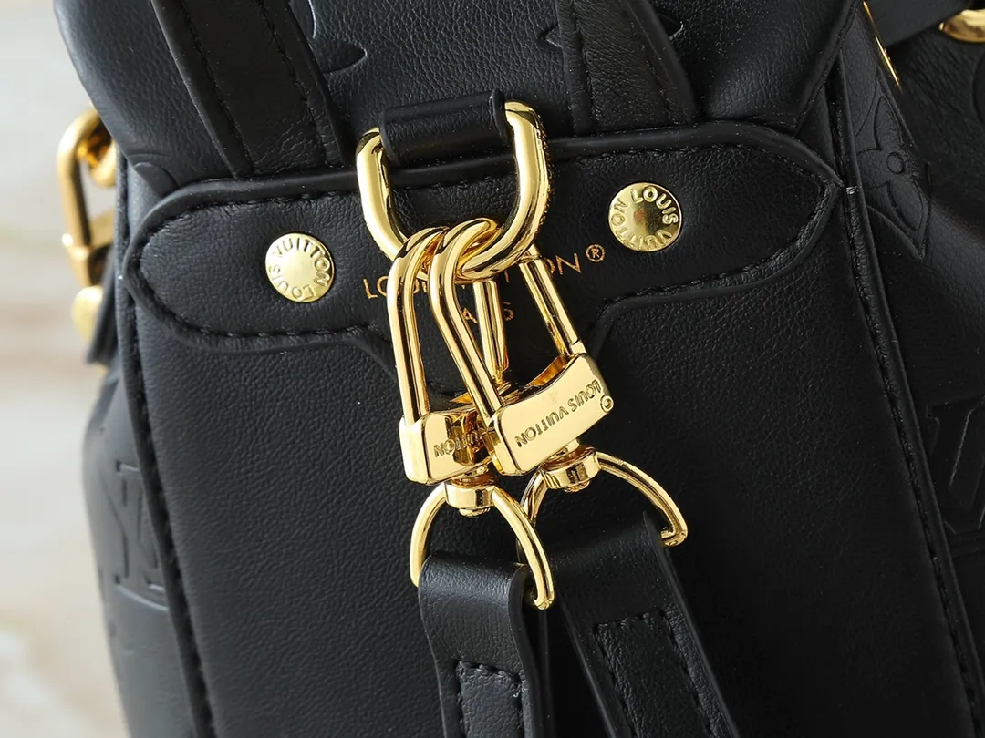 💰260💰Upgraded from the original M13357 M13358 M13387 M13389 This Coussin Backpack mini handbag is made of Monogram leather with a lightweight structure and a detachable Coussin chain. The sleek metal LV padlock ensures your everyday needs are secure and can be worn on the shoulder, on the shoulder or in the hand. Dimensions: 15.0 x 20.0 x 7.5 cm (length x height x width)