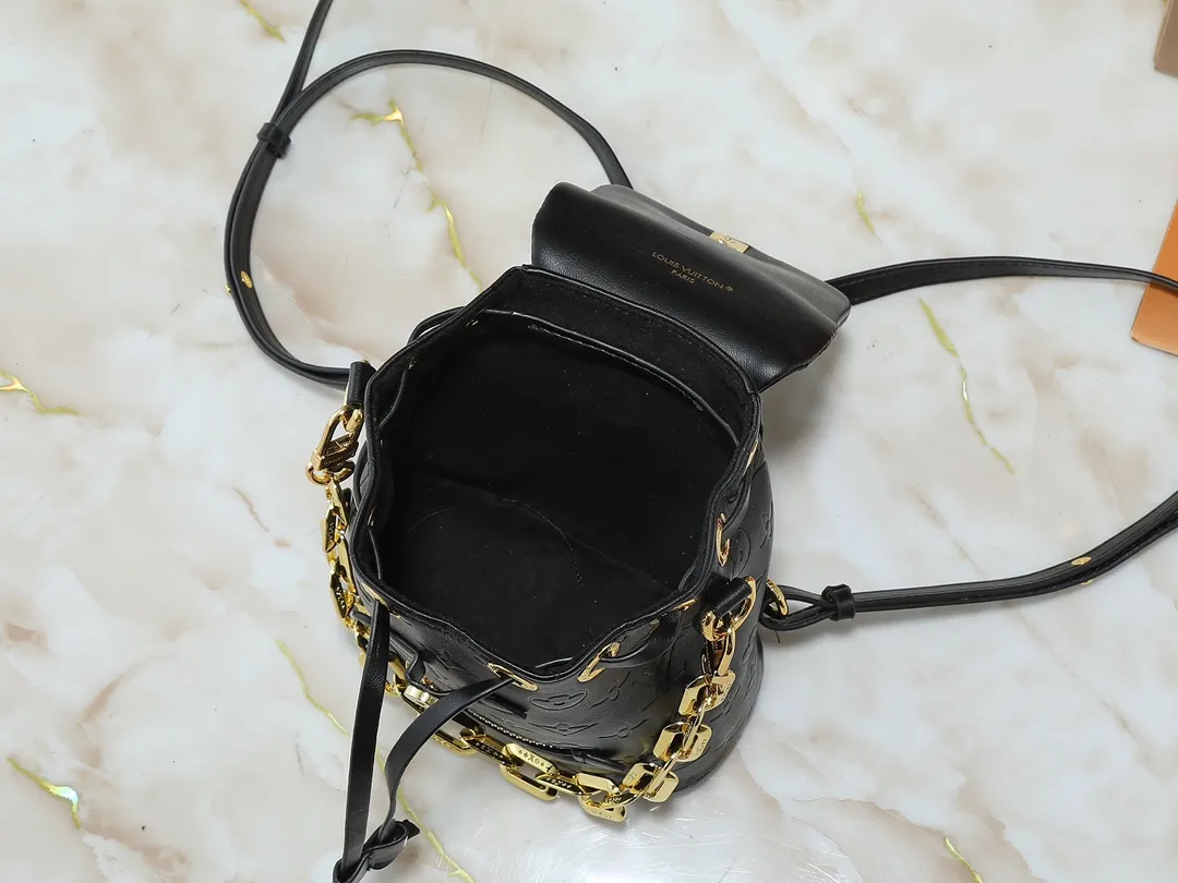 💰260💰Upgraded from the original M13357 M13358 M13387 M13389 This Coussin Backpack mini handbag is made of Monogram leather with a lightweight structure and a detachable Coussin chain. The sleek metal LV padlock ensures your everyday needs are secure and can be worn on the shoulder, on the shoulder or in the hand. Dimensions: 15.0 x 20.0 x 7.5 cm (length x height x width)