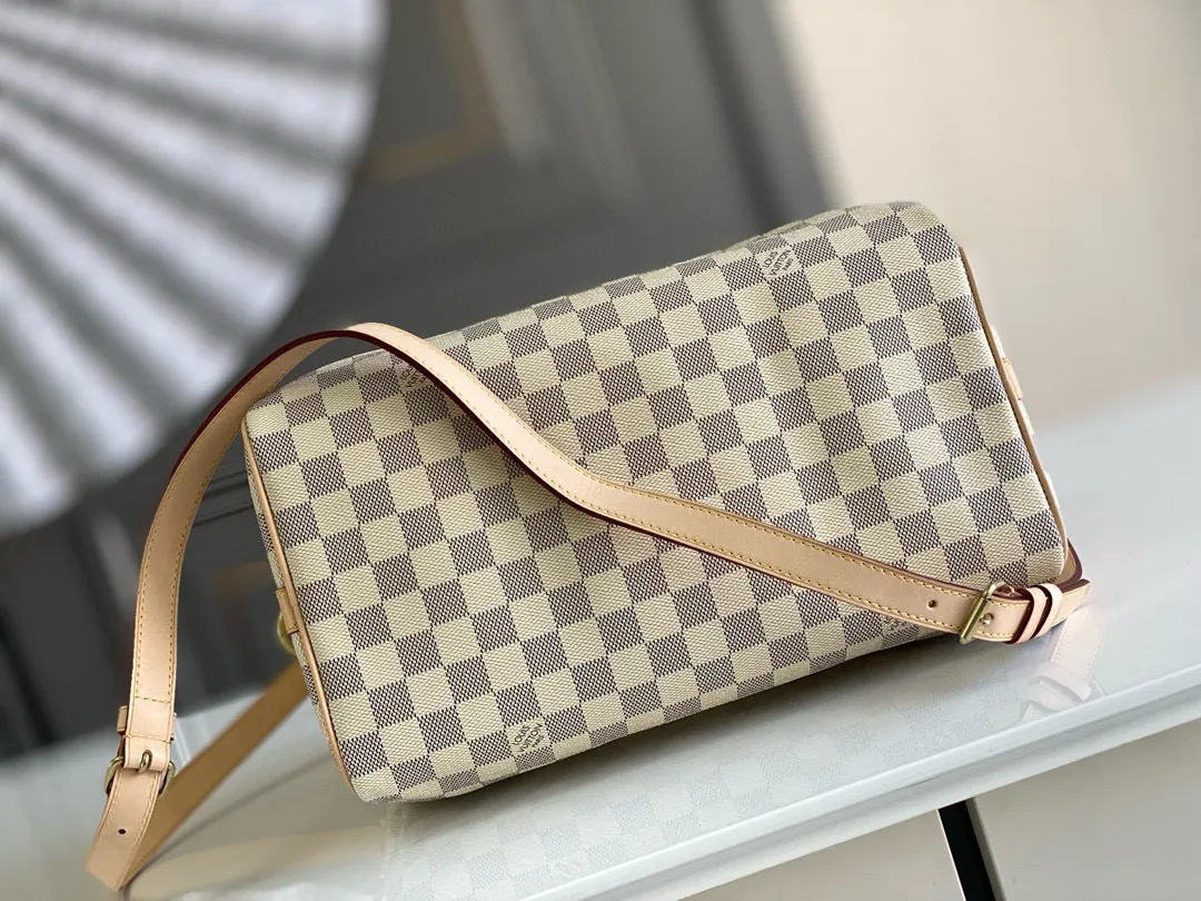 💰800 Top original N41373 SPEEDY 30 handbag (with shoulder strap) Every feature of this Speedy handbag is classic: leather handle, Damier Azur canvas. No wonder it has become a particularly popular bag in the world. Originally designed for travelers in 1930 (its name pays homage to the high-speed traffic of the time), the Speedy 30, with its cross-body strap, has become the ideal urban bag - soft, lightweight and classic. Detailed Features 30 x 21 x 17 cm (Length x Height x Width) Shiny gold-tone brass hardware and padlock Lockable double zipper closure Internal pocket D-ring for keys and accessories Soft fabric lining Shoulder strap: removable, adjustable Strap half-length: 48.0 cm Strap half-length adjustable to: 55.0 cm Handle: Double handle