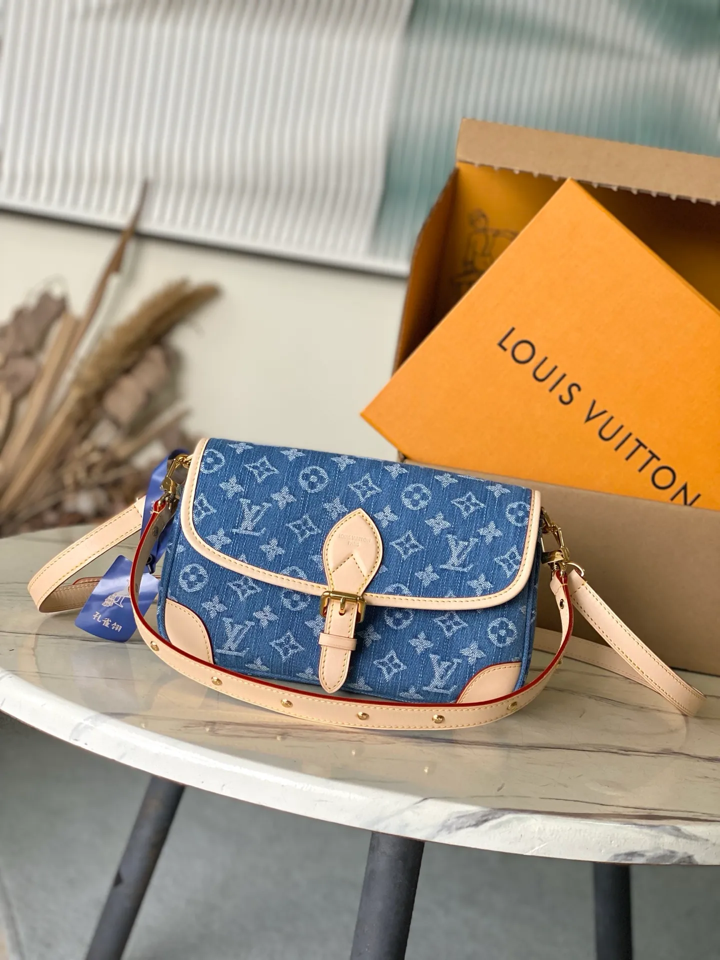 💰1040 Top original order M13070 This Diane handbag is made of classic Monogram denim, decorated with contrasting cow leather trim and dazzling metal parts, using modern touches to interpret the new season interest. The zippered interior pocket keeps valuables secure, and the removable leather shoulder strap allows for a variety of carrying options. Dimensions: 24 × 15 × 9cm
