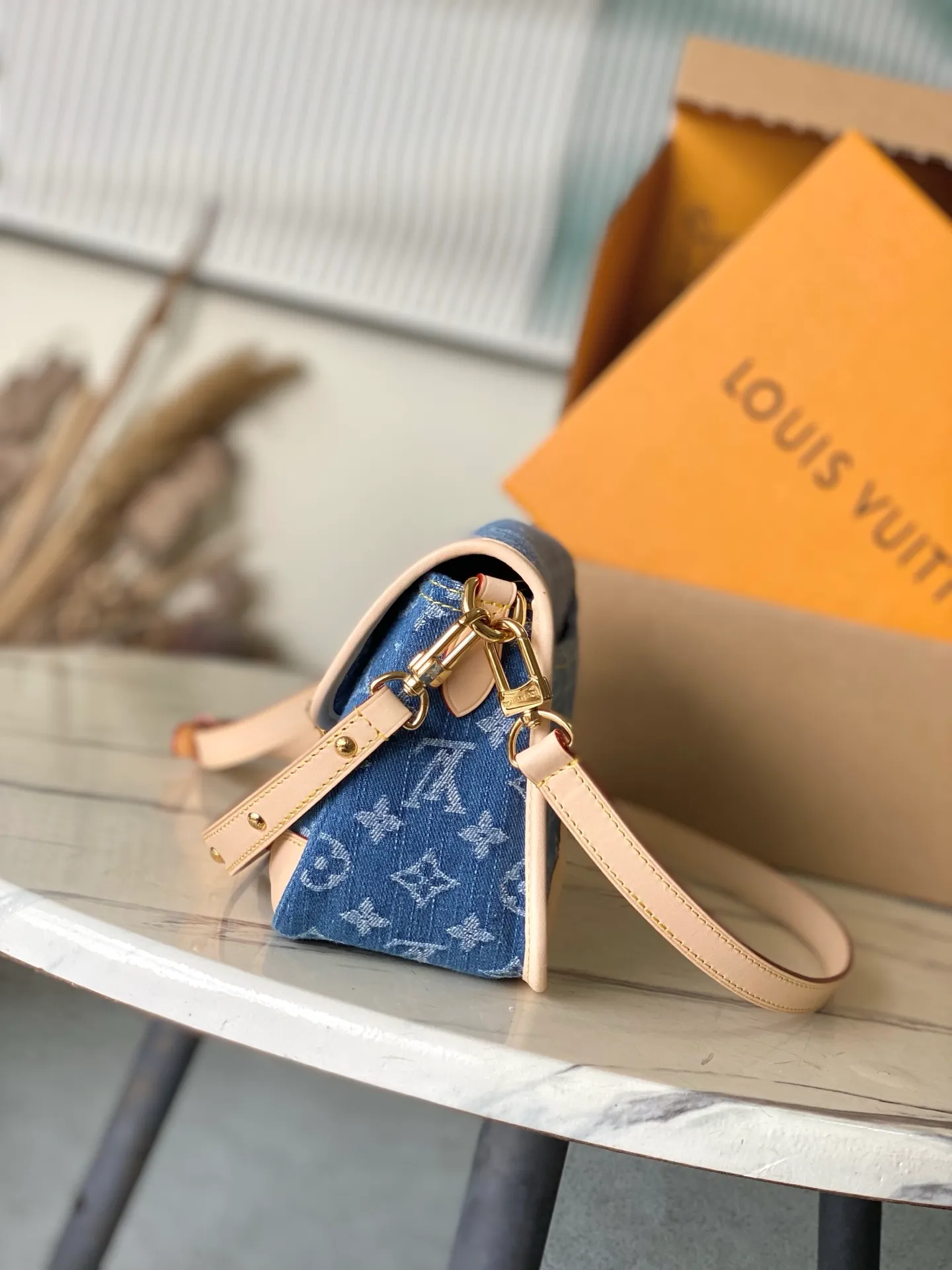 💰1040 Top original order M13070 This Diane handbag is made of classic Monogram denim, decorated with contrasting cow leather trim and dazzling metal parts, using modern touches to interpret the new season interest. The zippered interior pocket keeps valuables secure, and the removable leather shoulder strap allows for a variety of carrying options. Dimensions: 24 × 15 × 9cm