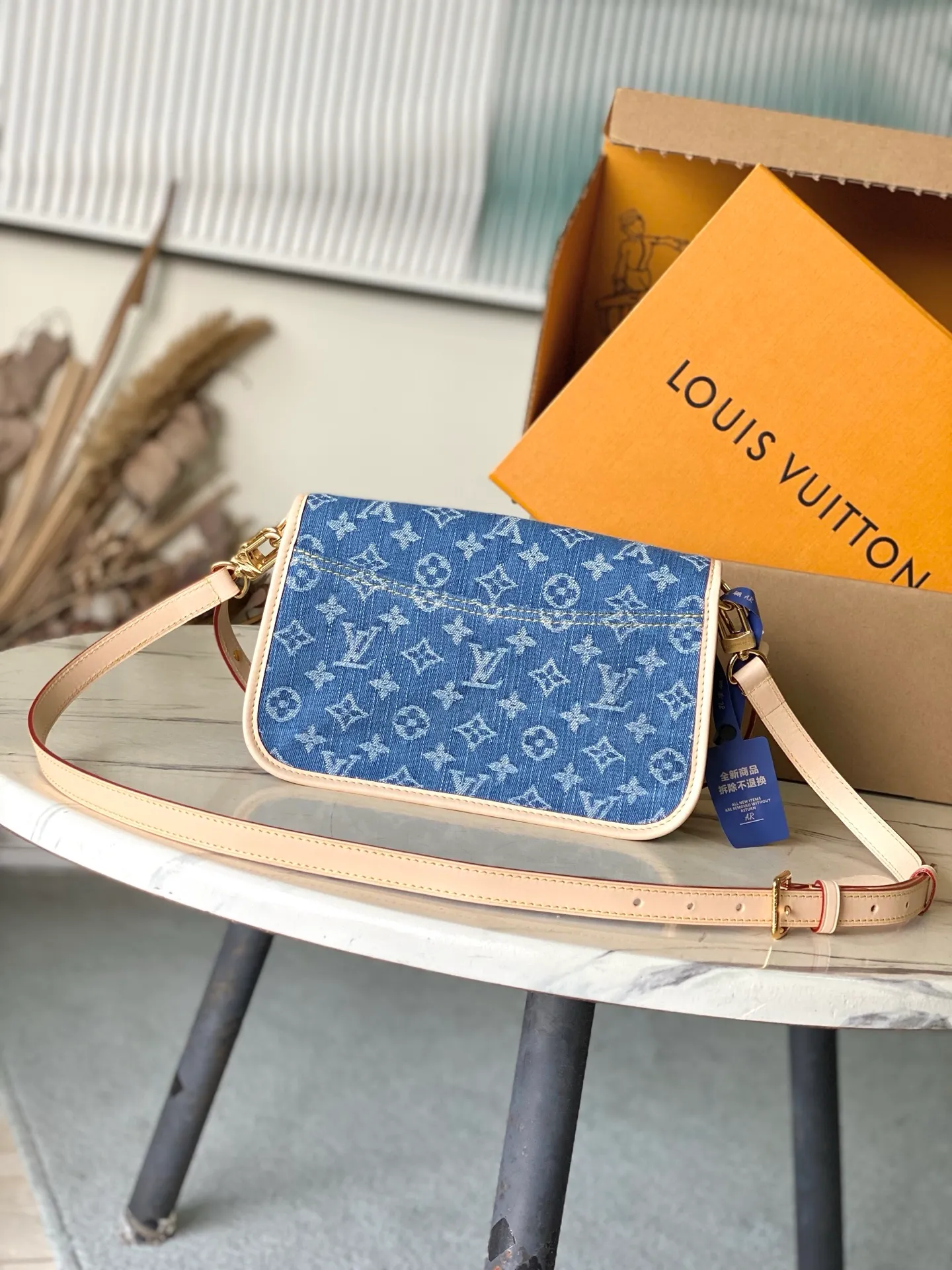 💰1040 Top original order M13070 This Diane handbag is made of classic Monogram denim, decorated with contrasting cow leather trim and dazzling metal parts, using modern touches to interpret the new season interest. The zippered interior pocket keeps valuables secure, and the removable leather shoulder strap allows for a variety of carrying options. Dimensions: 24 × 15 × 9cm
