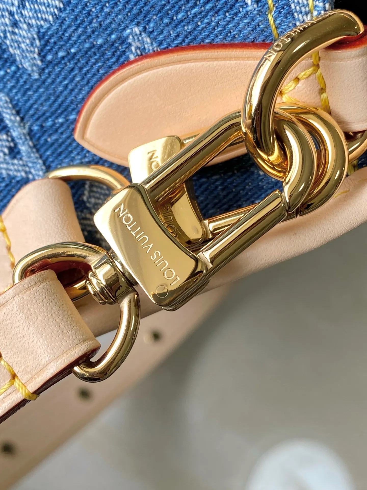 💰1040 Top original order M13070 This Diane handbag is made of classic Monogram denim, decorated with contrasting cow leather trim and dazzling metal parts, using modern touches to interpret the new season interest. The zippered interior pocket keeps valuables secure, and the removable leather shoulder strap allows for a variety of carrying options. Dimensions: 24 × 15 × 9cm