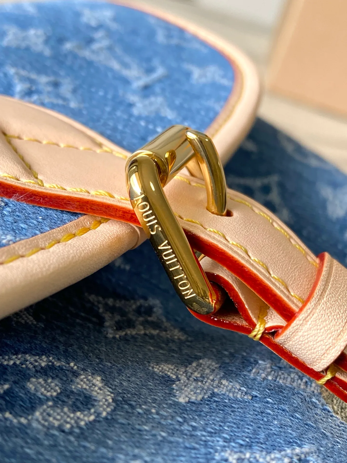 💰1040 Top original order M13070 This Diane handbag is made of classic Monogram denim, decorated with contrasting cow leather trim and dazzling metal parts, using modern touches to interpret the new season interest. The zippered interior pocket keeps valuables secure, and the removable leather shoulder strap allows for a variety of carrying options. Dimensions: 24 × 15 × 9cm