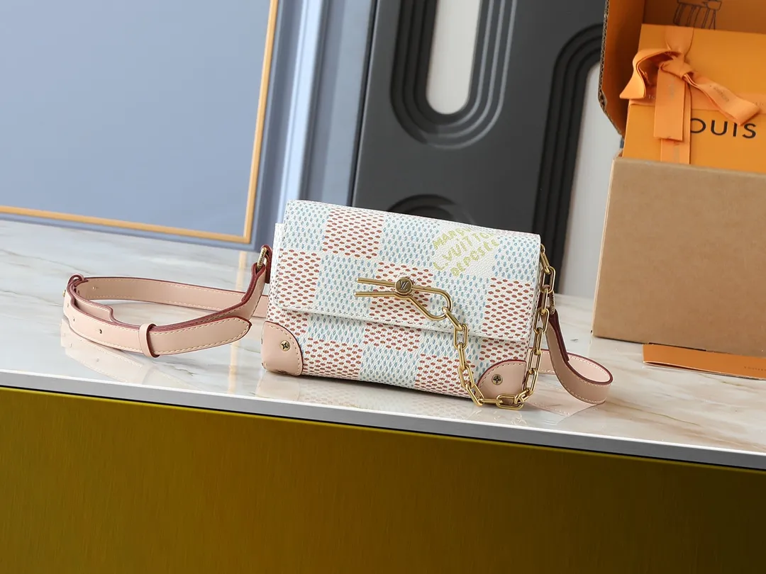 💰240💰Upgraded from the original M81746 M82917 M82916 M82918 M83613 M40674 This Steamer mini handbag is made of bright Taurillon leather and tells the inspiration of the brand's traditional Steamer hard case. A signature pin and chain add a classic touch, while an interior zip pocket and magnetic closure ensure secure storage. Dimensions: 18.0 x 11.0 x 6.5 cm (length x height x width)