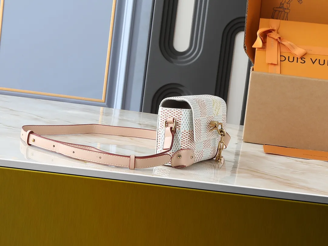 💰240💰Upgraded from the original M81746 M82917 M82916 M82918 M83613 M40674 This Steamer mini handbag is made of bright Taurillon leather and tells the inspiration of the brand's traditional Steamer hard case. A signature pin and chain add a classic touch, while an interior zip pocket and magnetic closure ensure secure storage. Dimensions: 18.0 x 11.0 x 6.5 cm (length x height x width)