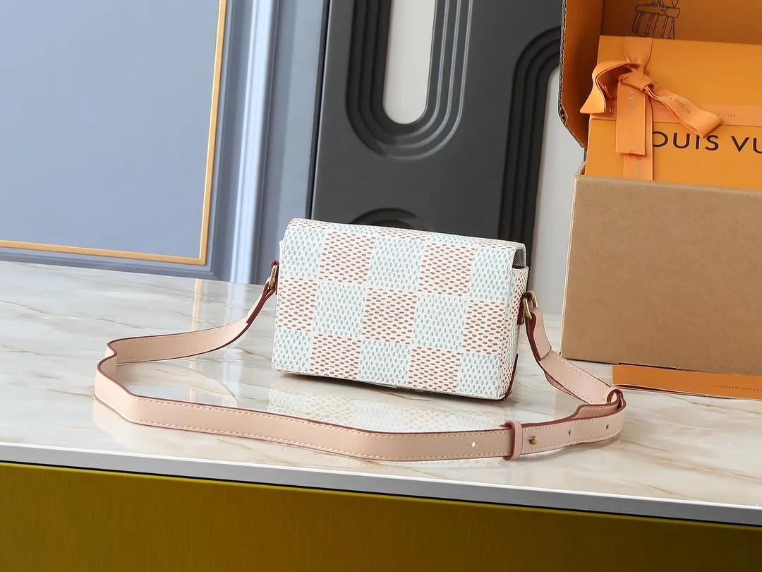 💰240💰Upgraded from the original M81746 M82917 M82916 M82918 M83613 M40674 This Steamer mini handbag is made of bright Taurillon leather and tells the inspiration of the brand's traditional Steamer hard case. A signature pin and chain add a classic touch, while an interior zip pocket and magnetic closure ensure secure storage. Dimensions: 18.0 x 11.0 x 6.5 cm (length x height x width)