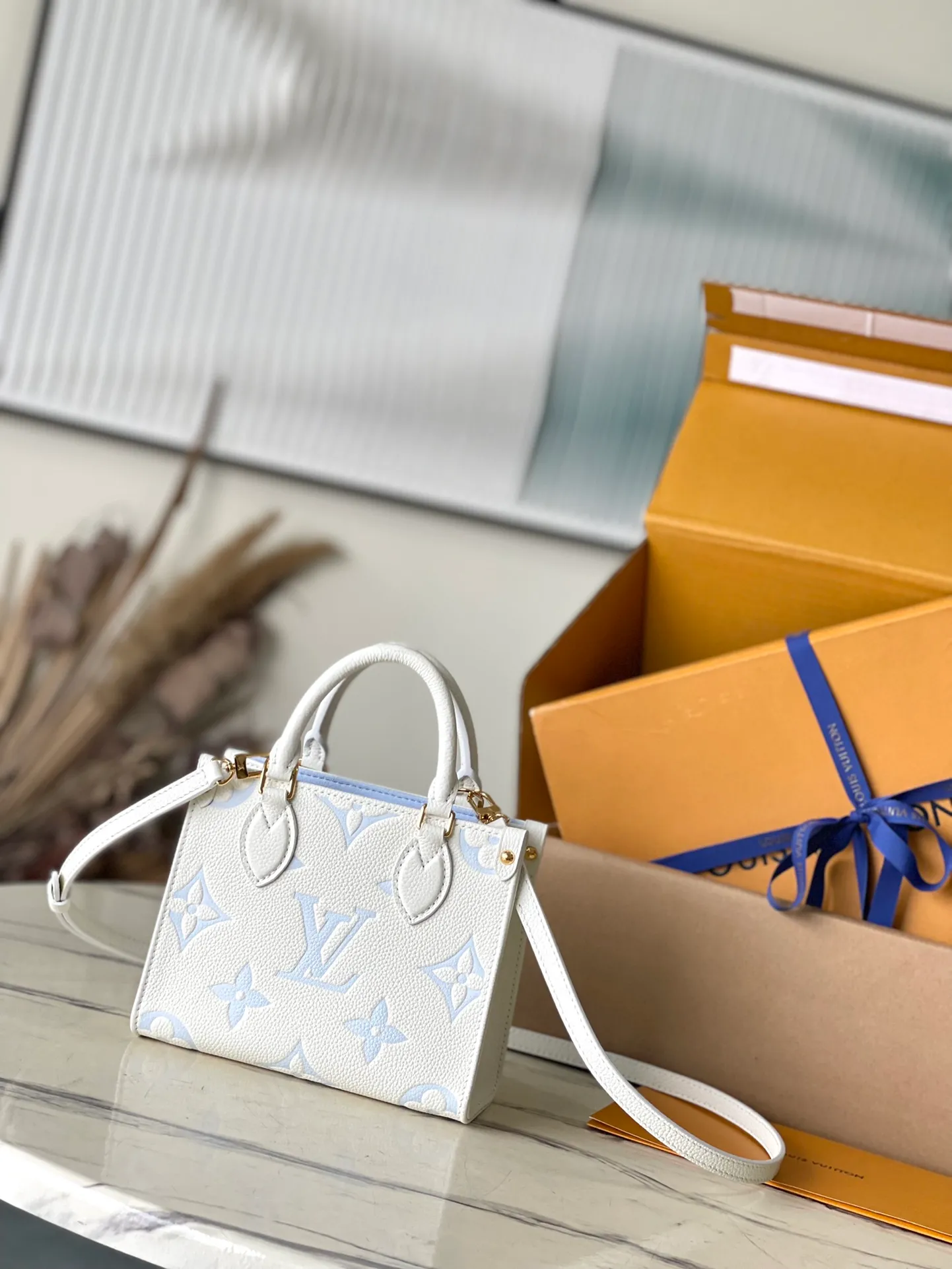 💰1040 (top layer leather) top original order M46833 light blue. Support counter inspection. Photos taken of duty-free goods are consistent with the product without unpacking. This product is an exclusive duty-free product in the market and is the highest-end product. Inspection is supported. This product has passed strict inspection and is flawless. Please wear gloves when touching the product. This product is not returnable or exchangeable. Please confirm the product first and then remove the label on the handle. This product is temporarily not open to the public, only regular customers, and is in short supply. Dimensions: 18 x 15 x 8.5 cm