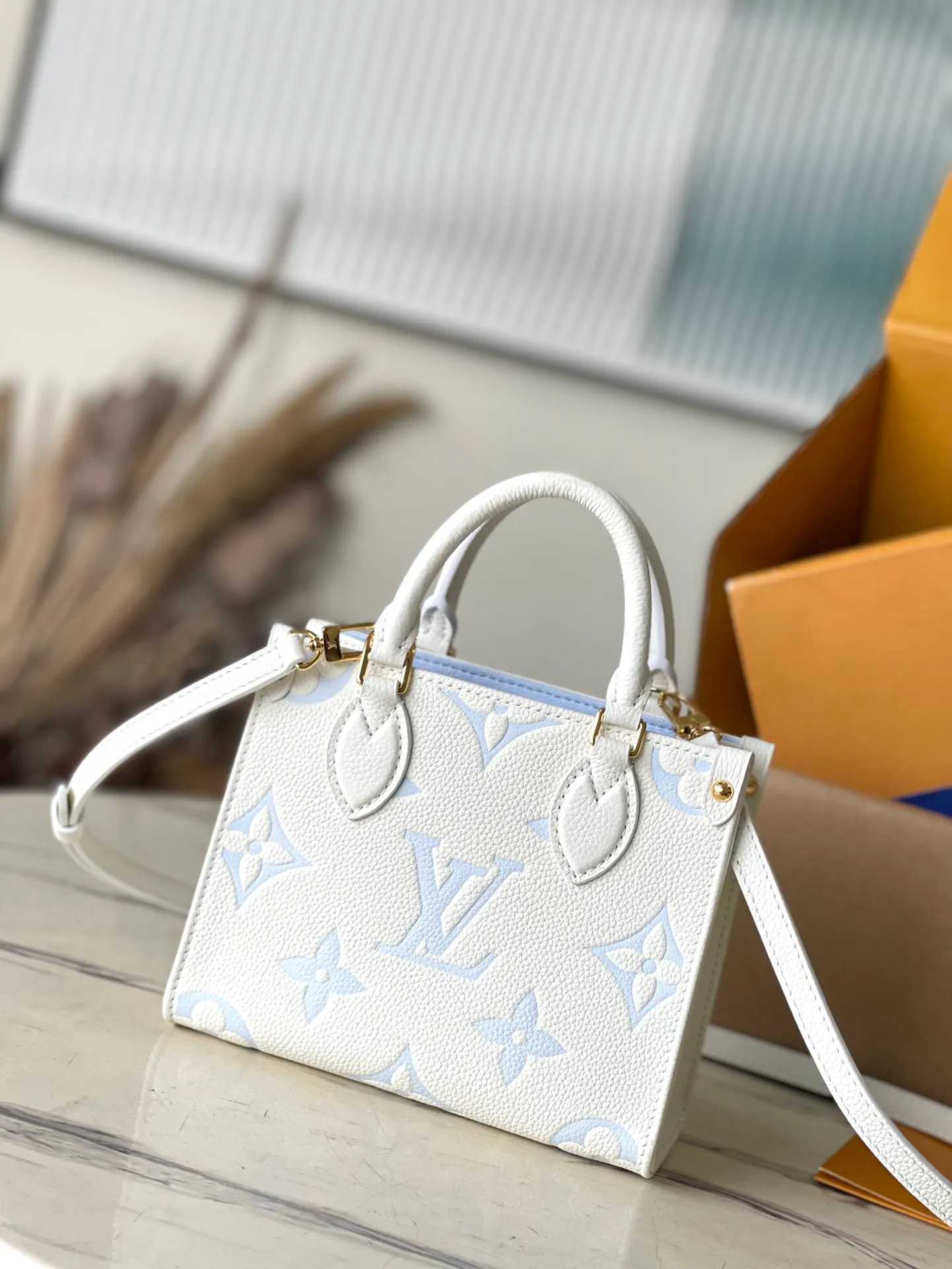 💰1040 (top layer leather) top original order M46833 light blue. Support counter inspection. Photos taken of duty-free goods are consistent with the product without unpacking. This product is an exclusive duty-free product in the market and is the highest-end product. Inspection is supported. This product has passed strict inspection and is flawless. Please wear gloves when touching the product. This product is not returnable or exchangeable. Please confirm the product first and then remove the label on the handle. This product is temporarily not open to the public, only regular customers, and is in short supply. Dimensions: 18 x 15 x 8.5 cm