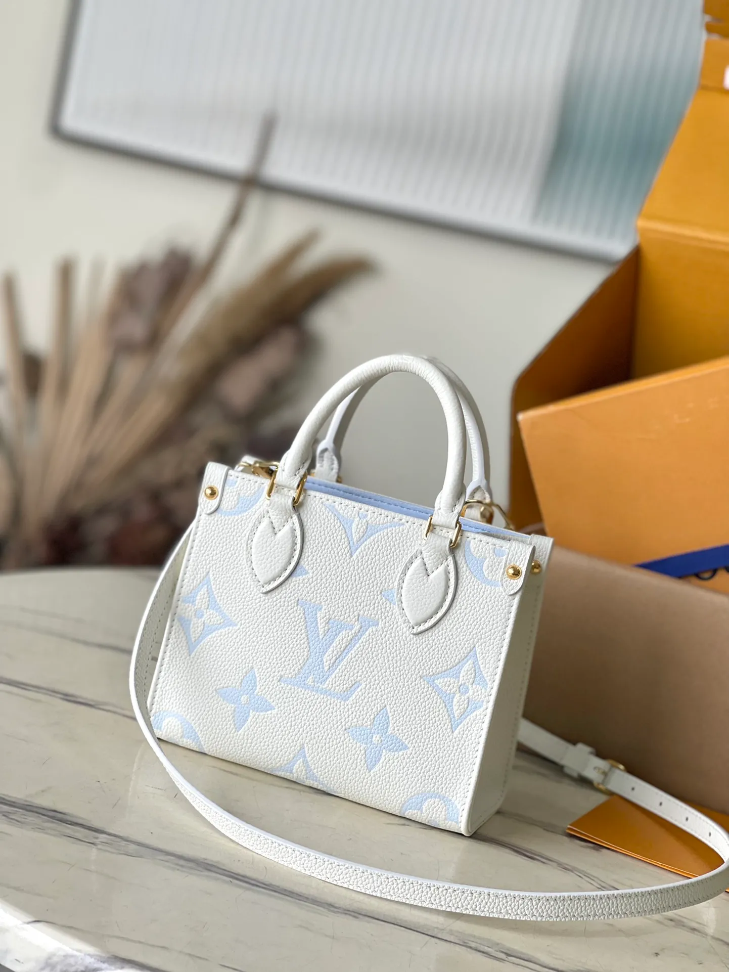 💰1040 (top layer leather) top original order M46833 light blue. Support counter inspection. Photos taken of duty-free goods are consistent with the product without unpacking. This product is an exclusive duty-free product in the market and is the highest-end product. Inspection is supported. This product has passed strict inspection and is flawless. Please wear gloves when touching the product. This product is not returnable or exchangeable. Please confirm the product first and then remove the label on the handle. This product is temporarily not open to the public, only regular customers, and is in short supply. Dimensions: 18 x 15 x 8.5 cm