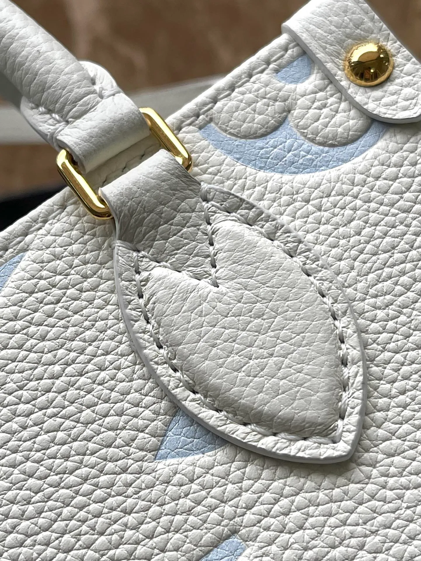 💰1040 (top layer leather) top original order M46833 light blue. Support counter inspection. Photos taken of duty-free goods are consistent with the product without unpacking. This product is an exclusive duty-free product in the market and is the highest-end product. Inspection is supported. This product has passed strict inspection and is flawless. Please wear gloves when touching the product. This product is not returnable or exchangeable. Please confirm the product first and then remove the label on the handle. This product is temporarily not open to the public, only regular customers, and is in short supply. Dimensions: 18 x 15 x 8.5 cm