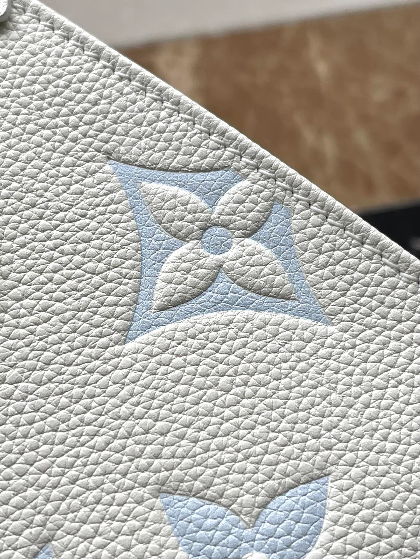 💰1040 (top layer leather) top original order M46833 light blue. Support counter inspection. Photos taken of duty-free goods are consistent with the product without unpacking. This product is an exclusive duty-free product in the market and is the highest-end product. Inspection is supported. This product has passed strict inspection and is flawless. Please wear gloves when touching the product. This product is not returnable or exchangeable. Please confirm the product first and then remove the label on the handle. This product is temporarily not open to the public, only regular customers, and is in short supply. Dimensions: 18 x 15 x 8.5 cm