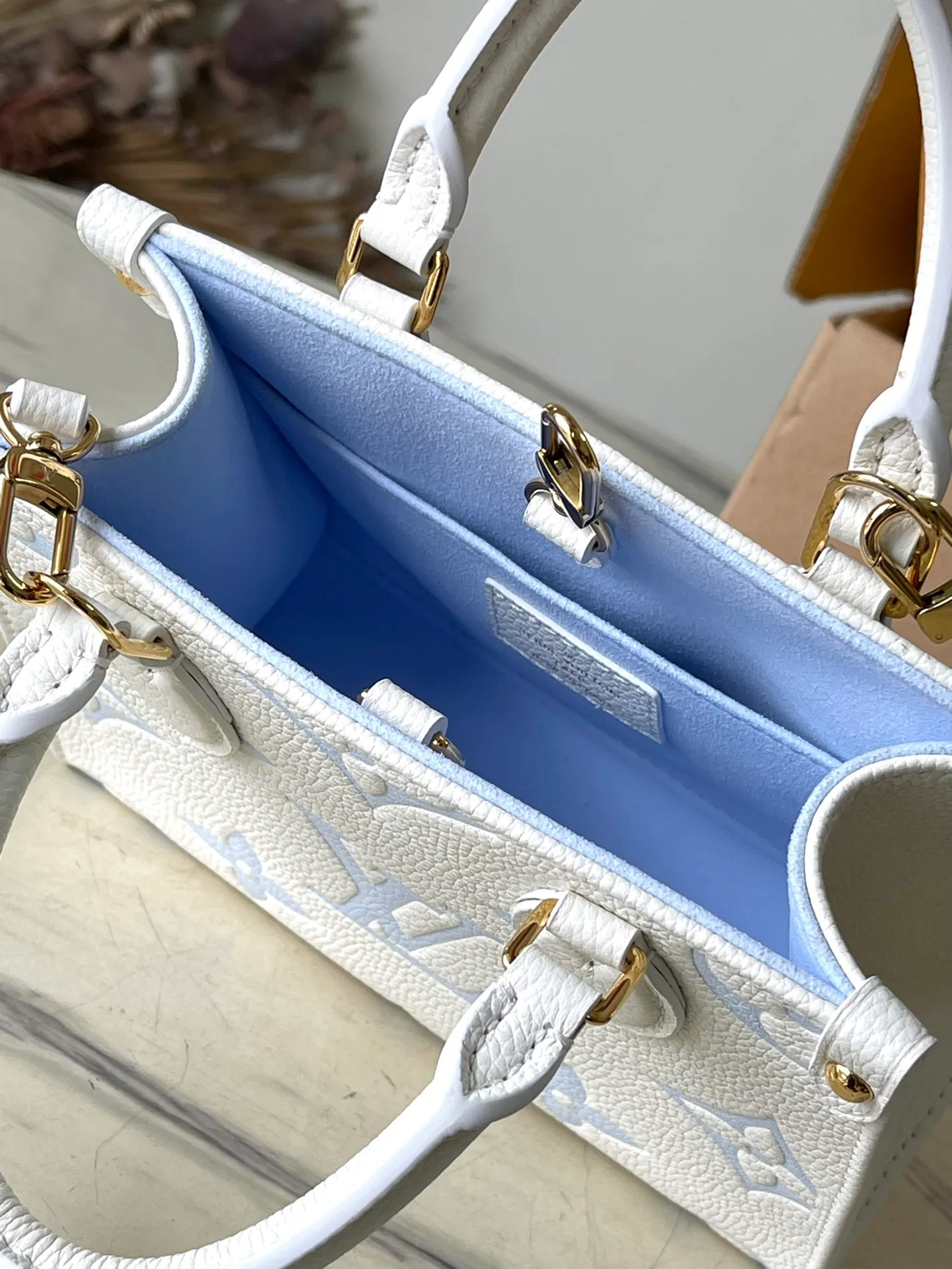💰1040 (top layer leather) top original order M46833 light blue. Support counter inspection. Photos taken of duty-free goods are consistent with the product without unpacking. This product is an exclusive duty-free product in the market and is the highest-end product. Inspection is supported. This product has passed strict inspection and is flawless. Please wear gloves when touching the product. This product is not returnable or exchangeable. Please confirm the product first and then remove the label on the handle. This product is temporarily not open to the public, only regular customers, and is in short supply. Dimensions: 18 x 15 x 8.5 cm