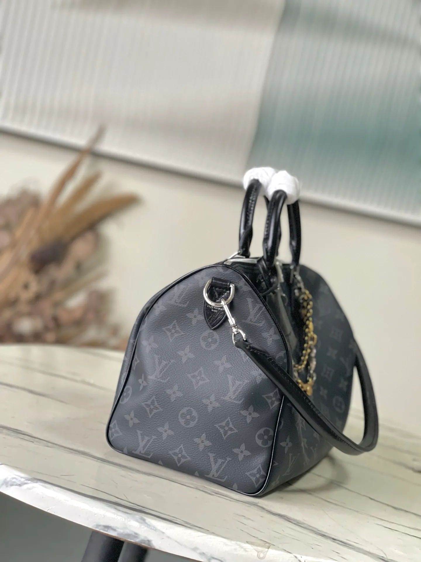 💰1040 Top original order M15102 This Speedy Soft 30 handbag comes from the LVSki series and uses Monogram Eclipse canvas to renew the classic design. Double chains, a pleated leather key fob and a signature padlock add to the luxe details, and it's just the right size to hold a tablet and other everyday essentials. Dimensions: 30 × 21 × 17 cm