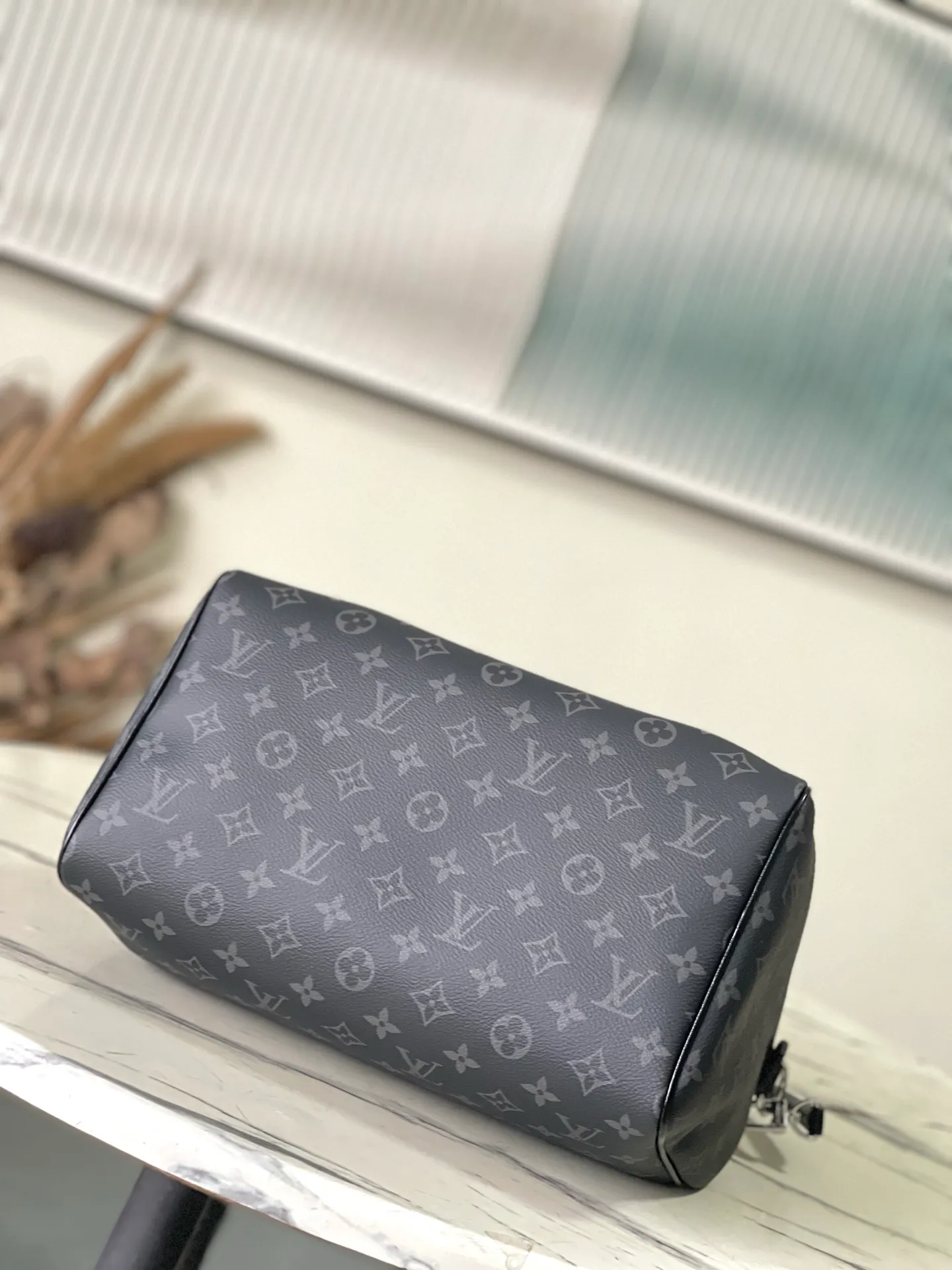 💰1040 Top original order M15102 This Speedy Soft 30 handbag comes from the LVSki series and uses Monogram Eclipse canvas to renew the classic design. Double chains, a pleated leather key fob and a signature padlock add to the luxe details, and it's just the right size to hold a tablet and other everyday essentials. Dimensions: 30 × 21 × 17 cm