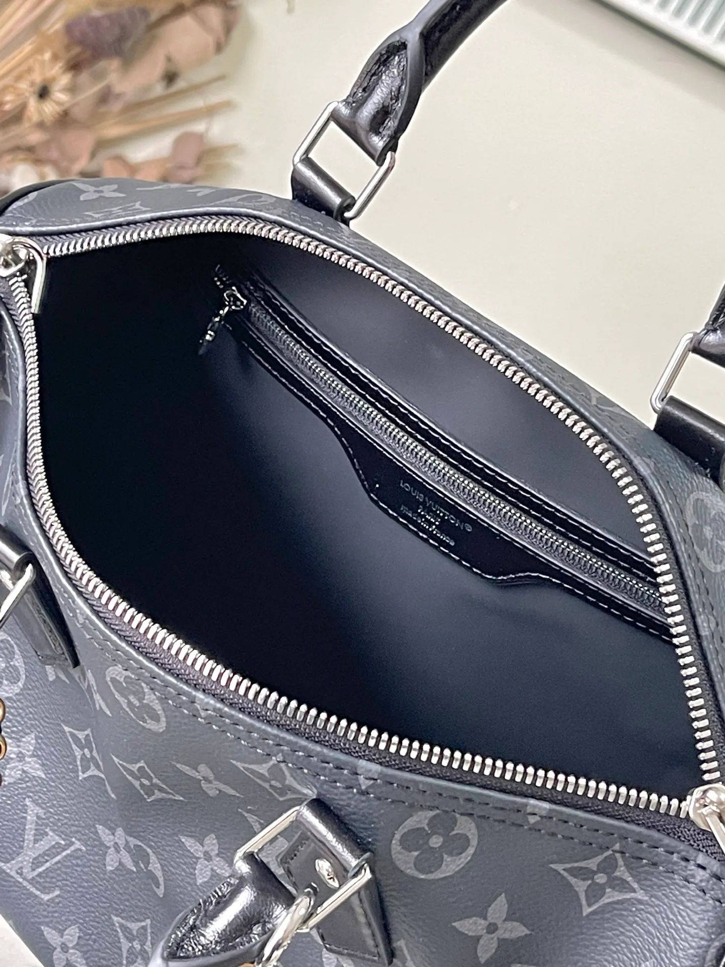 💰1040 Top original order M15102 This Speedy Soft 30 handbag comes from the LVSki series and uses Monogram Eclipse canvas to renew the classic design. Double chains, a pleated leather key fob and a signature padlock add to the luxe details, and it's just the right size to hold a tablet and other everyday essentials. Dimensions: 30 × 21 × 17 cm