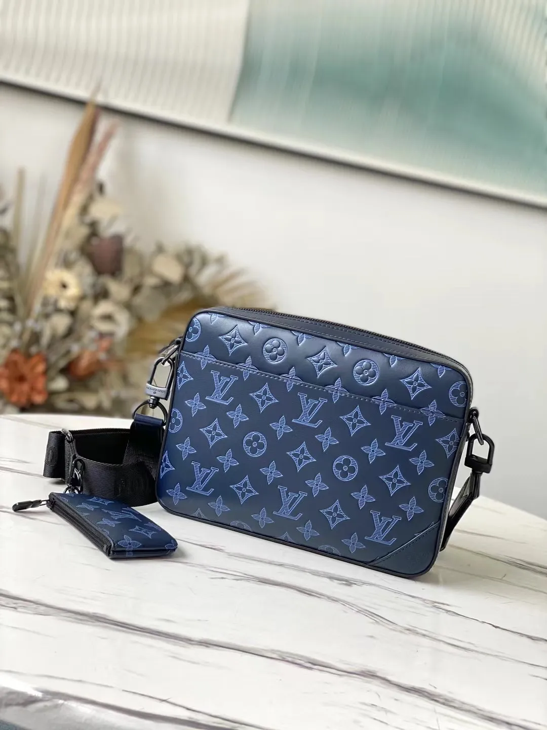 💰1060 (top-grain leather) top-quality original M45730 Duo messenger bag is made of Monogram Shadow leather, and uses Monogram printing to deepen the delicate outline of the same element embossing, providing an elegant choice for leather goods lovers. The shoulder strap comes with a detachable coin purse. Dimensions: 26 x 18.5 x 5 cm