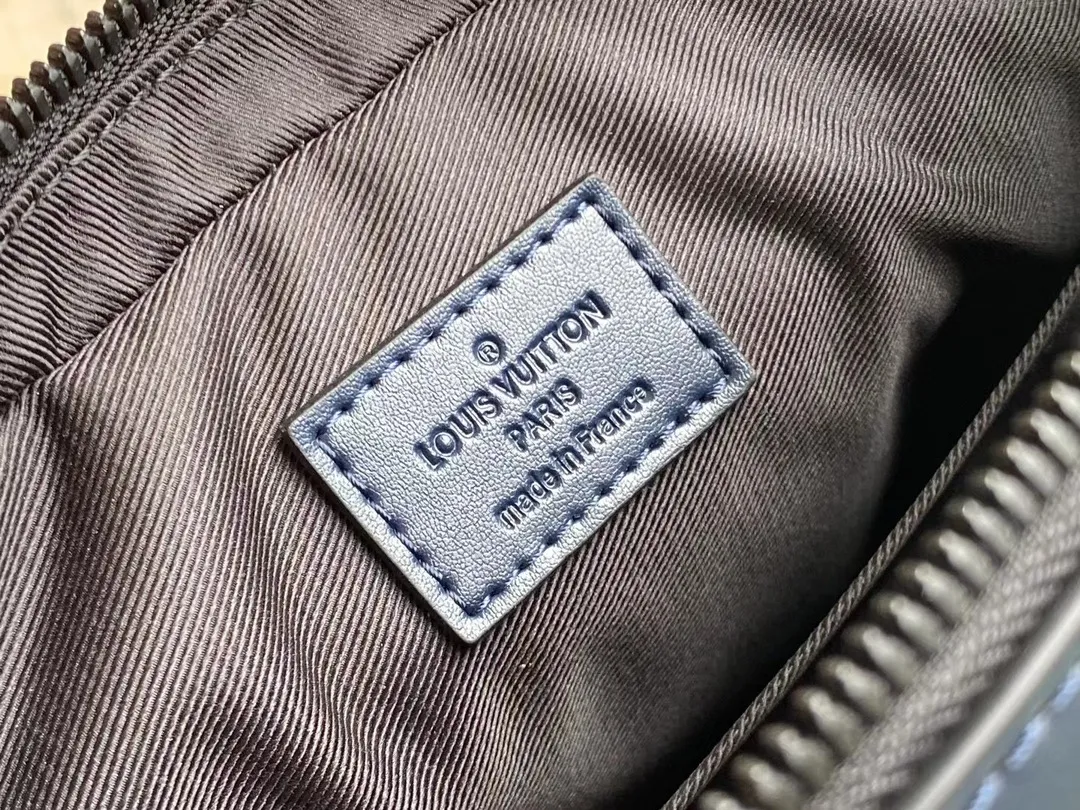 💰1060 (top-grain leather) top-quality original M45730 Duo messenger bag is made of Monogram Shadow leather, and uses Monogram printing to deepen the delicate outline of the same element embossing, providing an elegant choice for leather goods lovers. The shoulder strap comes with a detachable coin purse. Dimensions: 26 x 18.5 x 5 cm