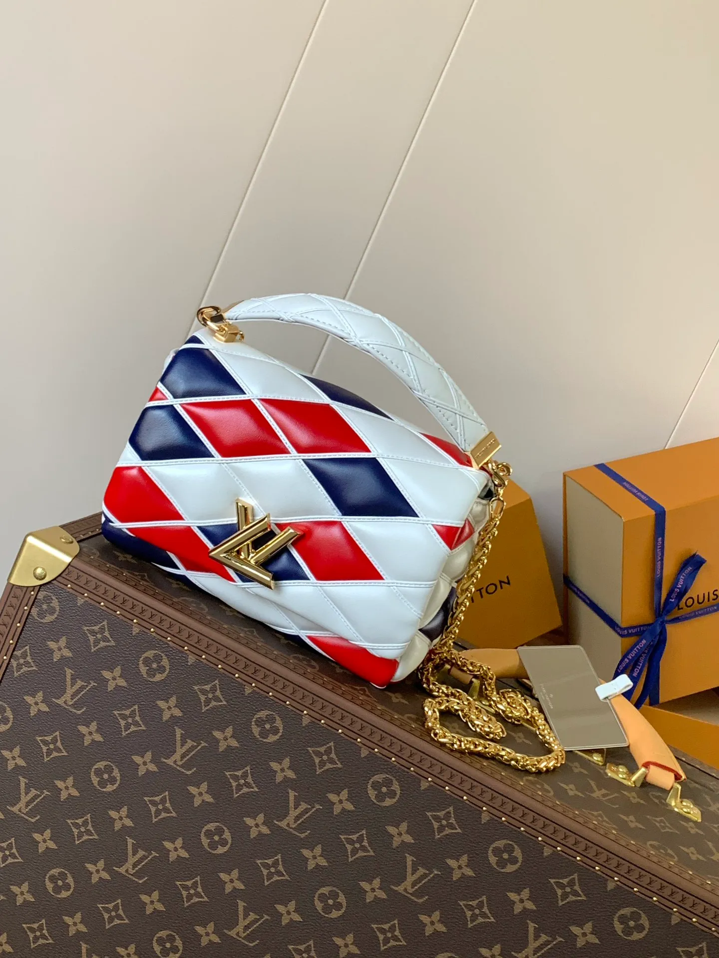 💰1280 (top layer leather) top original order, code changing chip M23045 dark gray M22891 beige M23601 brown M22891 black M12338 vanilla M24465 pink gradient M23682 dark blue M12434 blue gradient M22891 blue and white checkered M22891 red and white checkered M25107 silver M22891 patent leather M22892 black pink gradient M24186 light blue gradient M24465 nude pink gradient M12567 burgundy M11374 black hardware M12332 light coffee color M22890 white leather black stripes M23568 gray pink gradient M25106 Chinese red Top-quality original custom leather ~ colors are being updated continuously! This medium GO-14 bag is crafted from rich sheepskin leather with a quilted pattern that pays homage to the brand's traditional luggage designs. The Twist lock makes a striking statement, and the top handle can be carried by hand alone, or it can be transformed into a leather shoulder pad on the sliding chain strap for comfortable shoulder or cross-body wear. Dimensions: 23 x 16 x 10cm