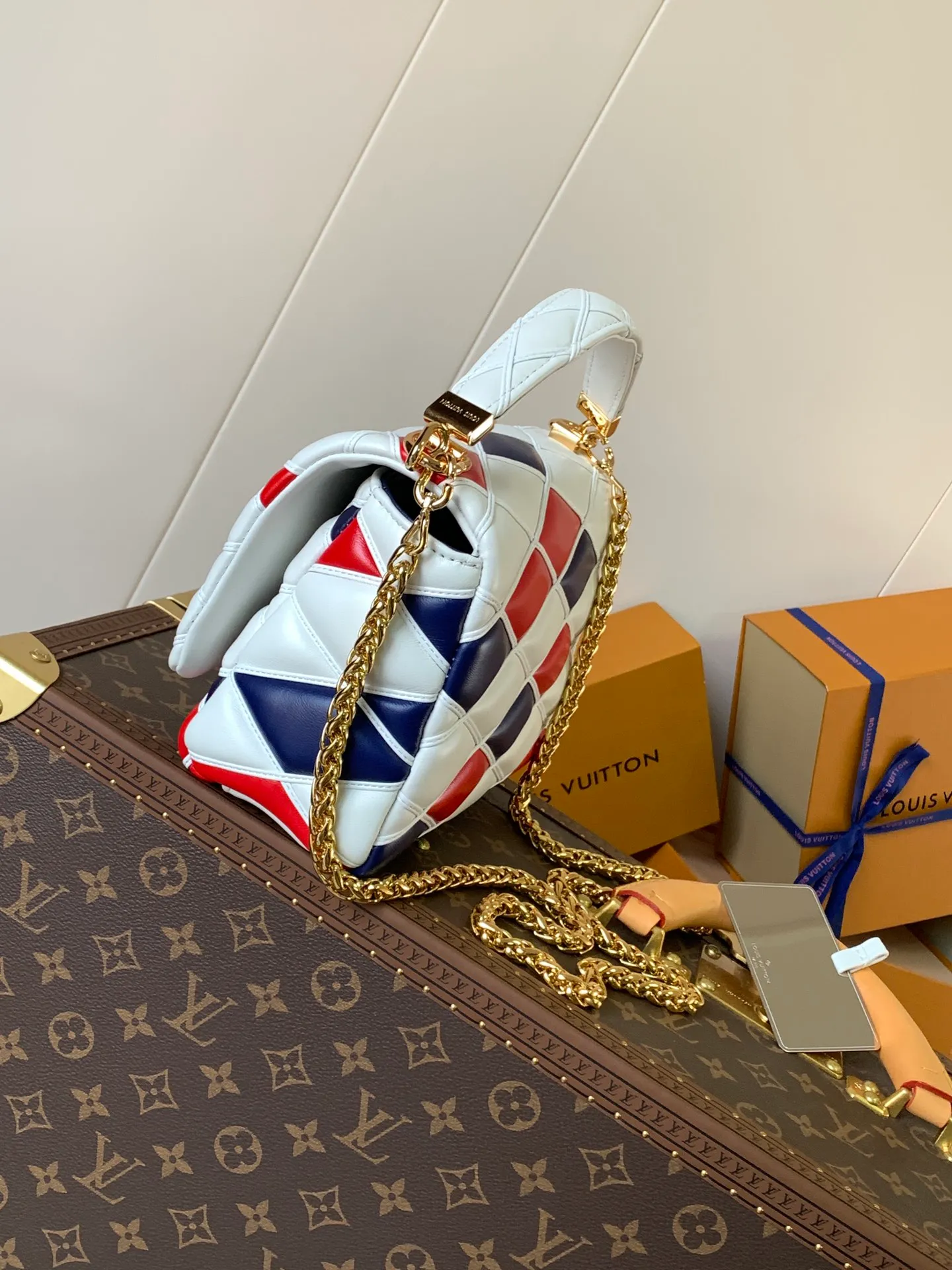 💰1280 (top layer leather) top original order, code changing chip M23045 dark gray M22891 beige M23601 brown M22891 black M12338 vanilla M24465 pink gradient M23682 dark blue M12434 blue gradient M22891 blue and white checkered M22891 red and white checkered M25107 silver M22891 patent leather M22892 black pink gradient M24186 light blue gradient M24465 nude pink gradient M12567 burgundy M11374 black hardware M12332 light coffee color M22890 white leather black stripes M23568 gray pink gradient M25106 Chinese red Top-quality original custom leather ~ colors are being updated continuously! This medium GO-14 bag is crafted from rich sheepskin leather with a quilted pattern that pays homage to the brand's traditional luggage designs. The Twist lock makes a striking statement, and the top handle can be carried by hand alone, or it can be transformed into a leather shoulder pad on the sliding chain strap for comfortable shoulder or cross-body wear. Dimensions: 23 x 16 x 10cm