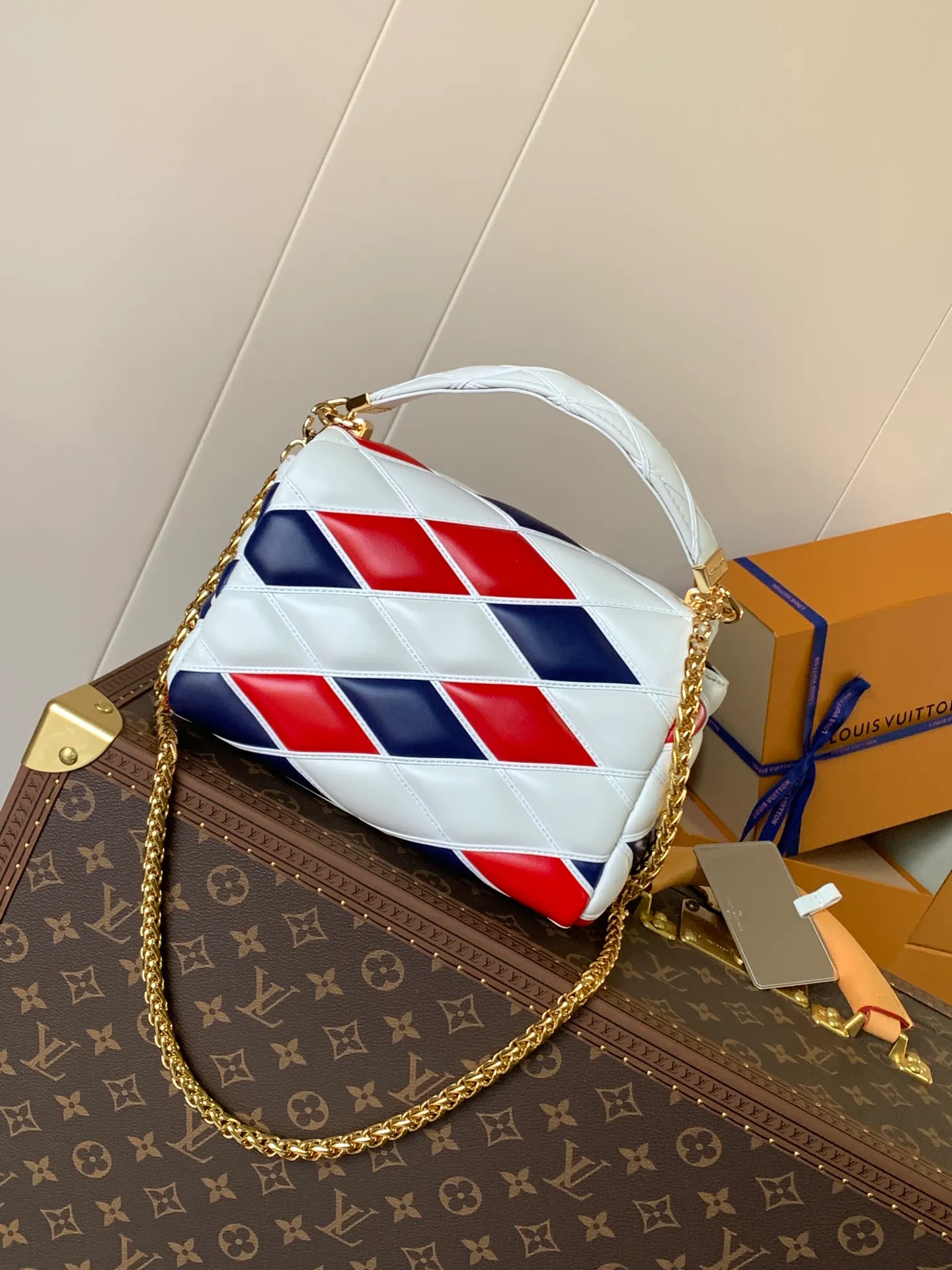 💰1280 (top layer leather) top original order, code changing chip M23045 dark gray M22891 beige M23601 brown M22891 black M12338 vanilla M24465 pink gradient M23682 dark blue M12434 blue gradient M22891 blue and white checkered M22891 red and white checkered M25107 silver M22891 patent leather M22892 black pink gradient M24186 light blue gradient M24465 nude pink gradient M12567 burgundy M11374 black hardware M12332 light coffee color M22890 white leather black stripes M23568 gray pink gradient M25106 Chinese red Top-quality original custom leather ~ colors are being updated continuously! This medium GO-14 bag is crafted from rich sheepskin leather with a quilted pattern that pays homage to the brand's traditional luggage designs. The Twist lock makes a striking statement, and the top handle can be carried by hand alone, or it can be transformed into a leather shoulder pad on the sliding chain strap for comfortable shoulder or cross-body wear. Dimensions: 23 x 16 x 10cm