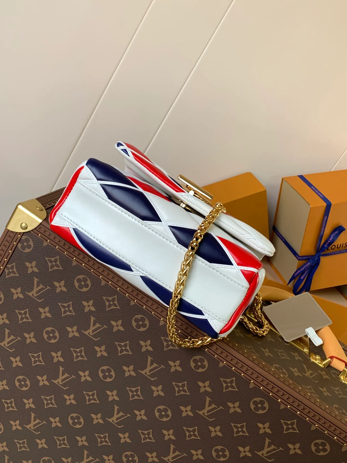 💰1280 (top layer leather) top original order, code changing chip M23045 dark gray M22891 beige M23601 brown M22891 black M12338 vanilla M24465 pink gradient M23682 dark blue M12434 blue gradient M22891 blue and white checkered M22891 red and white checkered M25107 silver M22891 patent leather M22892 black pink gradient M24186 light blue gradient M24465 nude pink gradient M12567 burgundy M11374 black hardware M12332 light coffee color M22890 white leather black stripes M23568 gray pink gradient M25106 Chinese red Top-quality original custom leather ~ colors are being updated continuously! This medium GO-14 bag is crafted from rich sheepskin leather with a quilted pattern that pays homage to the brand's traditional luggage designs. The Twist lock makes a striking statement, and the top handle can be carried by hand alone, or it can be transformed into a leather shoulder pad on the sliding chain strap for comfortable shoulder or cross-body wear. Dimensions: 23 x 16 x 10cm