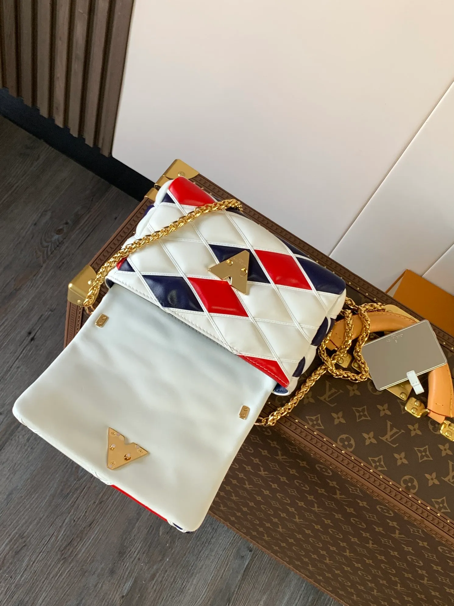 💰1280 (top layer leather) top original order, code changing chip M23045 dark gray M22891 beige M23601 brown M22891 black M12338 vanilla M24465 pink gradient M23682 dark blue M12434 blue gradient M22891 blue and white checkered M22891 red and white checkered M25107 silver M22891 patent leather M22892 black pink gradient M24186 light blue gradient M24465 nude pink gradient M12567 burgundy M11374 black hardware M12332 light coffee color M22890 white leather black stripes M23568 gray pink gradient M25106 Chinese red Top-quality original custom leather ~ colors are being updated continuously! This medium GO-14 bag is crafted from rich sheepskin leather with a quilted pattern that pays homage to the brand's traditional luggage designs. The Twist lock makes a striking statement, and the top handle can be carried by hand alone, or it can be transformed into a leather shoulder pad on the sliding chain strap for comfortable shoulder or cross-body wear. Dimensions: 23 x 16 x 10cm