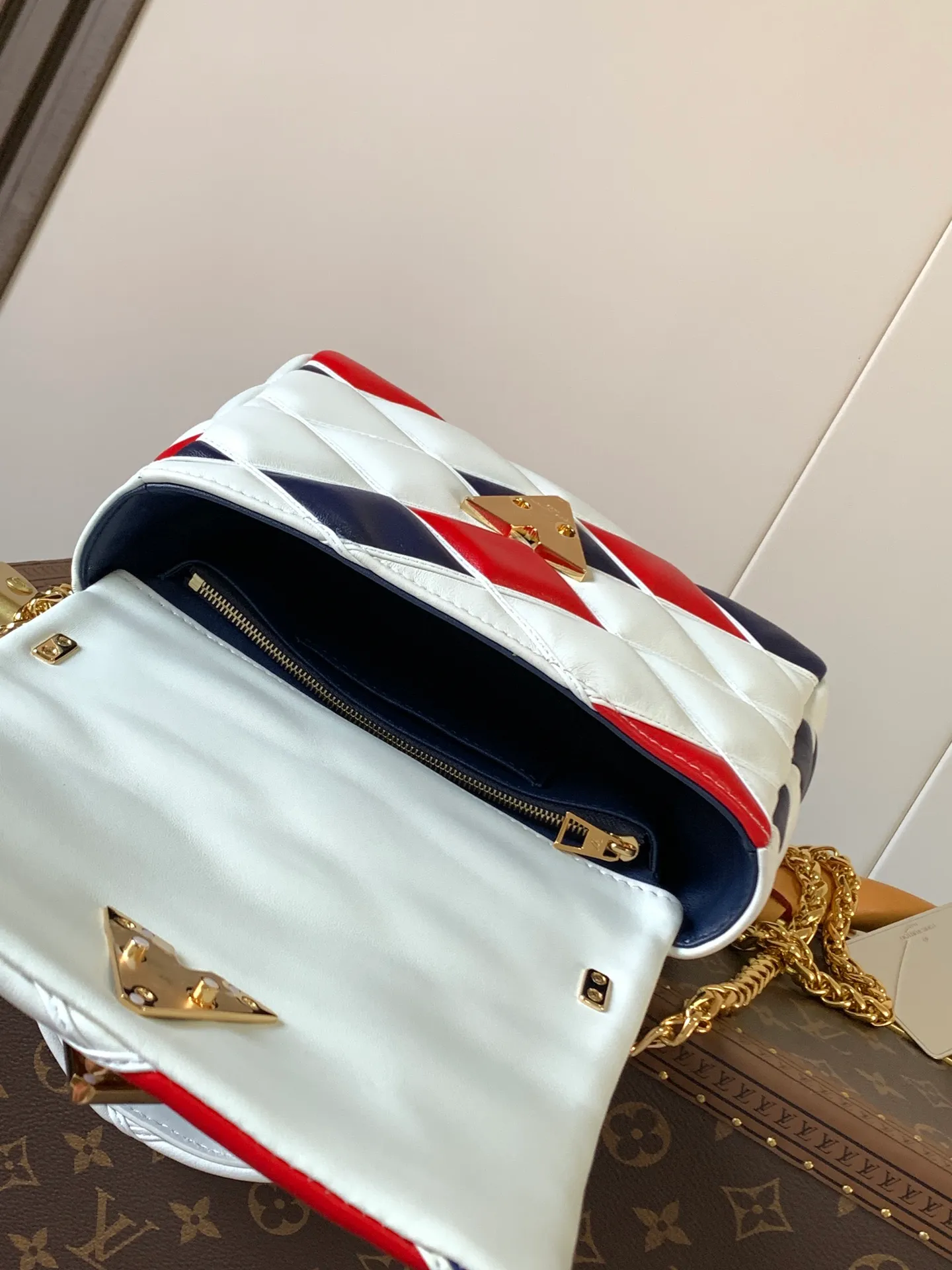 💰1280 (top layer leather) top original order, code changing chip M23045 dark gray M22891 beige M23601 brown M22891 black M12338 vanilla M24465 pink gradient M23682 dark blue M12434 blue gradient M22891 blue and white checkered M22891 red and white checkered M25107 silver M22891 patent leather M22892 black pink gradient M24186 light blue gradient M24465 nude pink gradient M12567 burgundy M11374 black hardware M12332 light coffee color M22890 white leather black stripes M23568 gray pink gradient M25106 Chinese red Top-quality original custom leather ~ colors are being updated continuously! This medium GO-14 bag is crafted from rich sheepskin leather with a quilted pattern that pays homage to the brand's traditional luggage designs. The Twist lock makes a striking statement, and the top handle can be carried by hand alone, or it can be transformed into a leather shoulder pad on the sliding chain strap for comfortable shoulder or cross-body wear. Dimensions: 23 x 16 x 10cm
