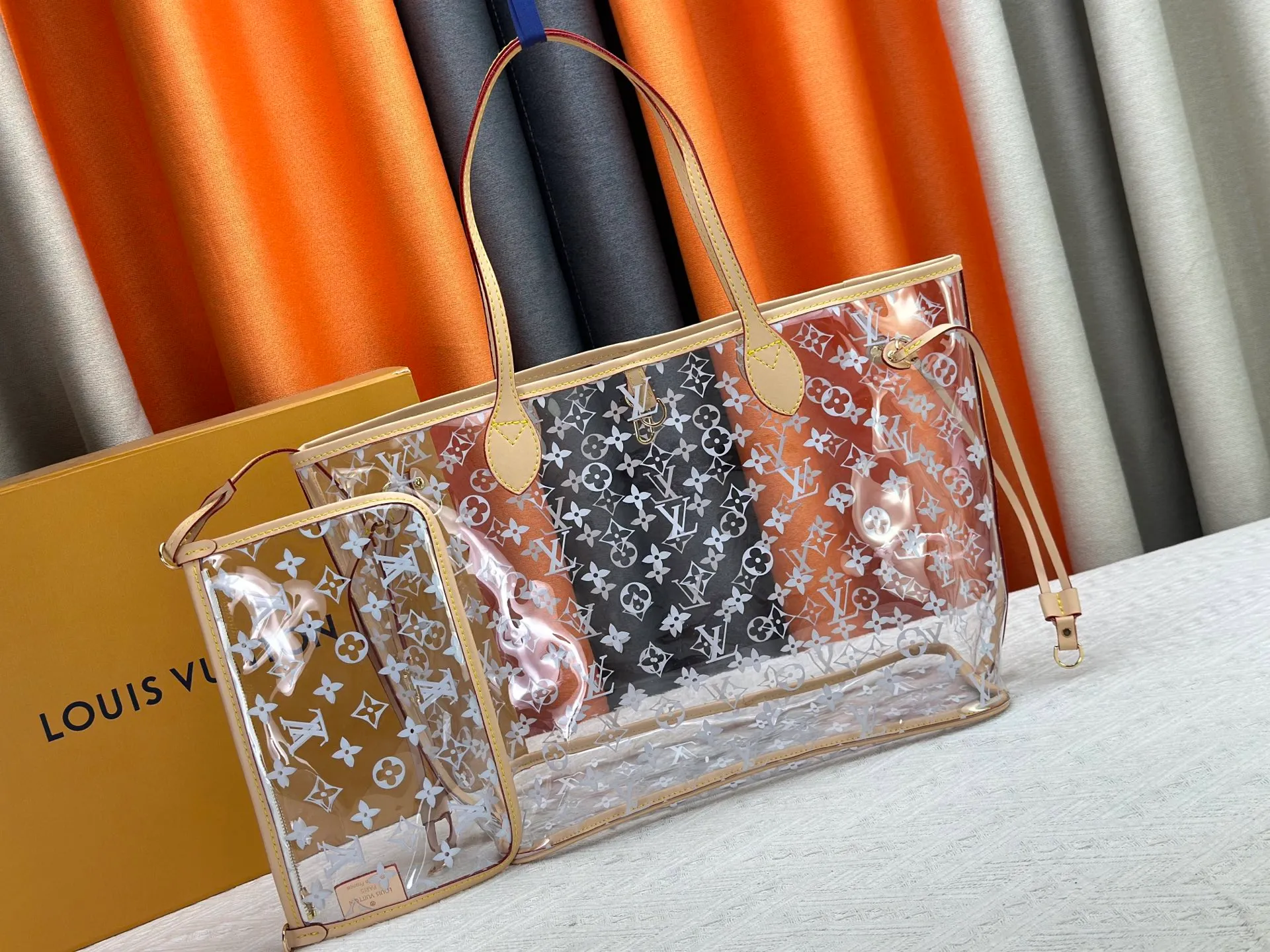 P340 M13263 45686 M40995 M14492 14491 M45685 This Presbyopia Cherry Neverfull medium handbag reinterprets the cheerful elements of the Louis Vuitton Cow leather trim completes the classic style. Dimensions: 31.0 x 28.0 x 14.0 cm (length x height x width)