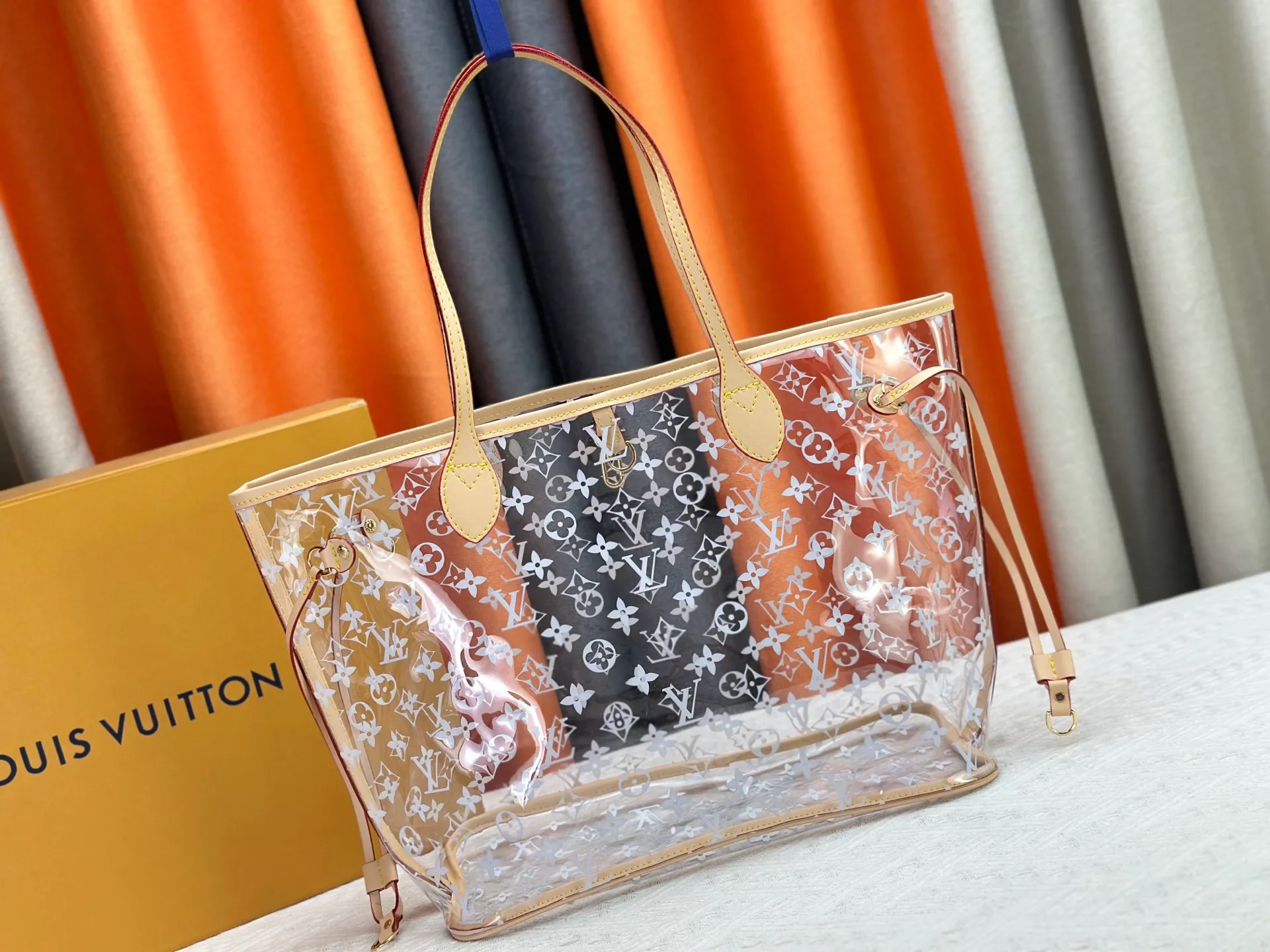 P340 M13263 45686 M40995 M14492 14491 M45685 This Presbyopia Cherry Neverfull medium handbag reinterprets the cheerful elements of the Louis Vuitton Cow leather trim completes the classic style. Dimensions: 31.0 x 28.0 x 14.0 cm (length x height x width)