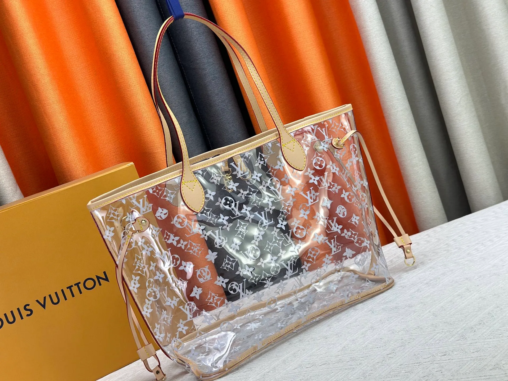 P340 M13263 45686 M40995 M14492 14491 M45685 This Presbyopia Cherry Neverfull medium handbag reinterprets the cheerful elements of the Louis Vuitton Cow leather trim completes the classic style. Dimensions: 31.0 x 28.0 x 14.0 cm (length x height x width)